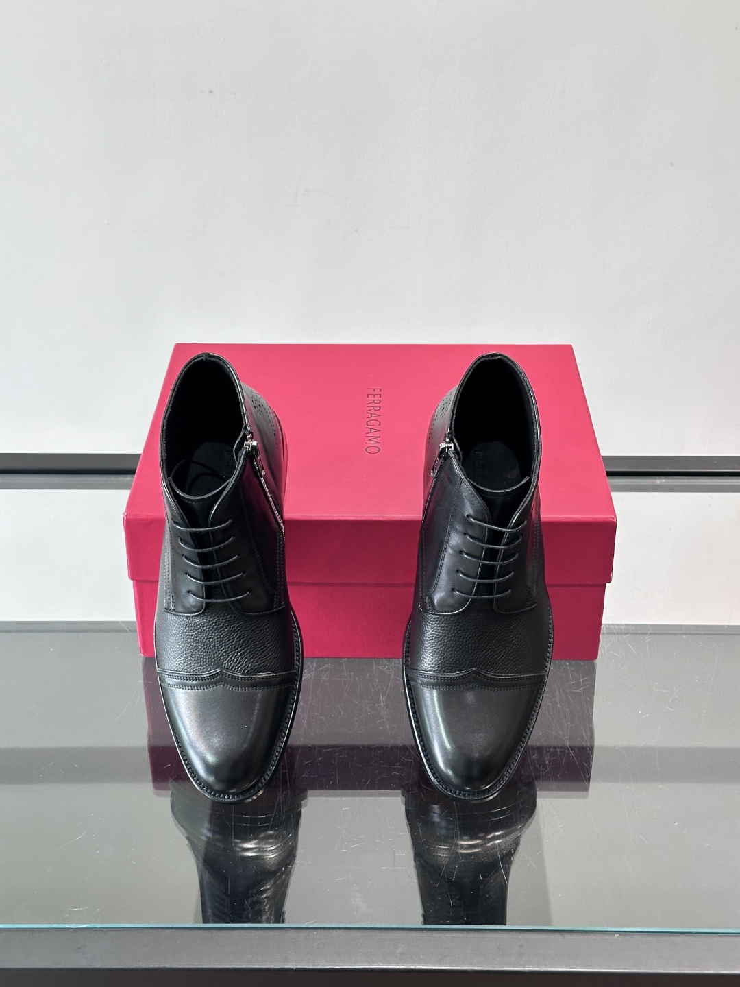 F菲拉格慕男士短靴，采用进口胎牛皮，鞋面光泽感满分，质感细腻又耐用。经典牛津设计+圆头，商务正式场合都能
