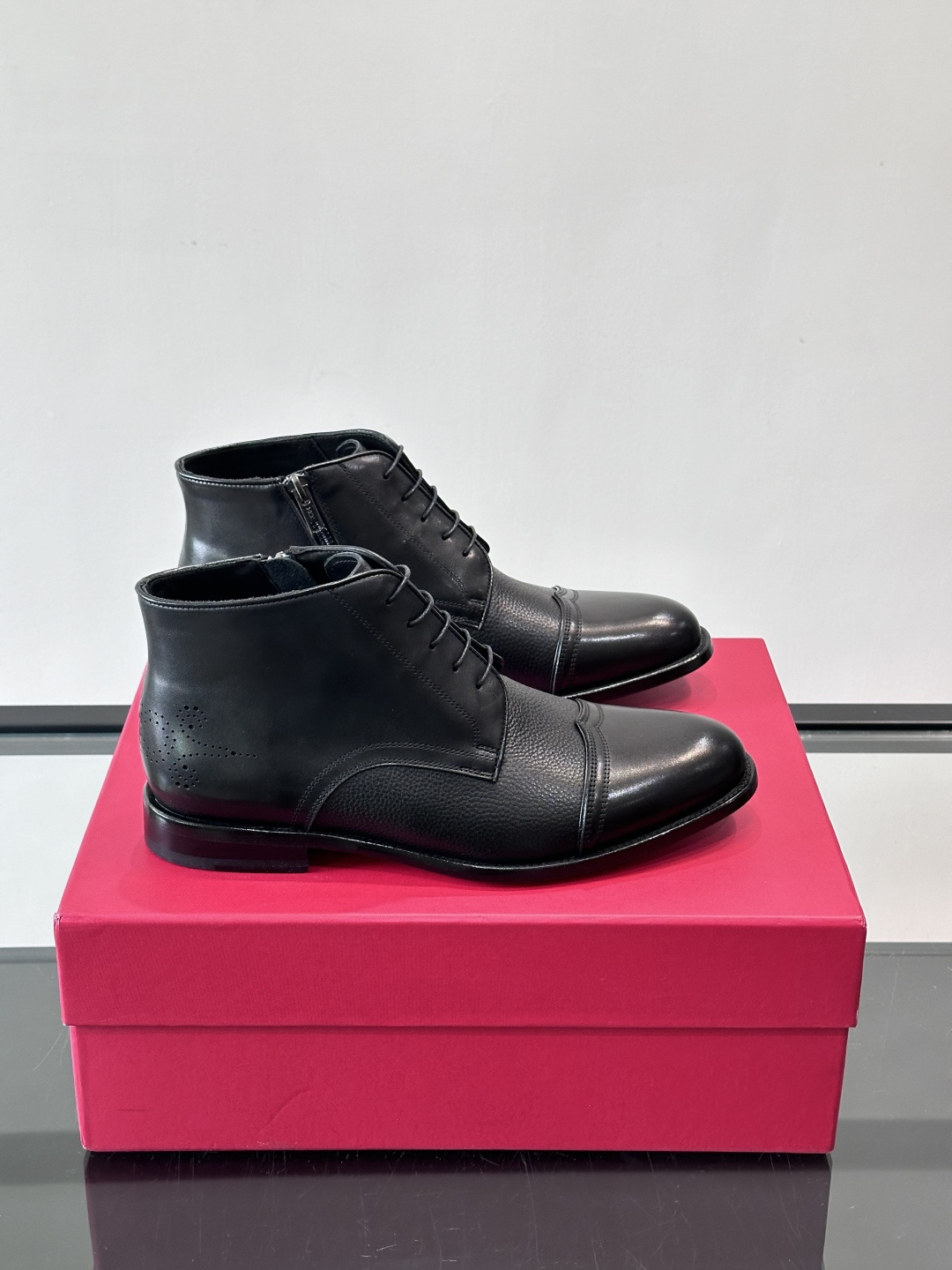 F菲拉格慕男士短靴，采用进口胎牛皮，鞋面光泽感满分，质感细腻又耐用。经典牛津设计+圆头，商务正式场合都能