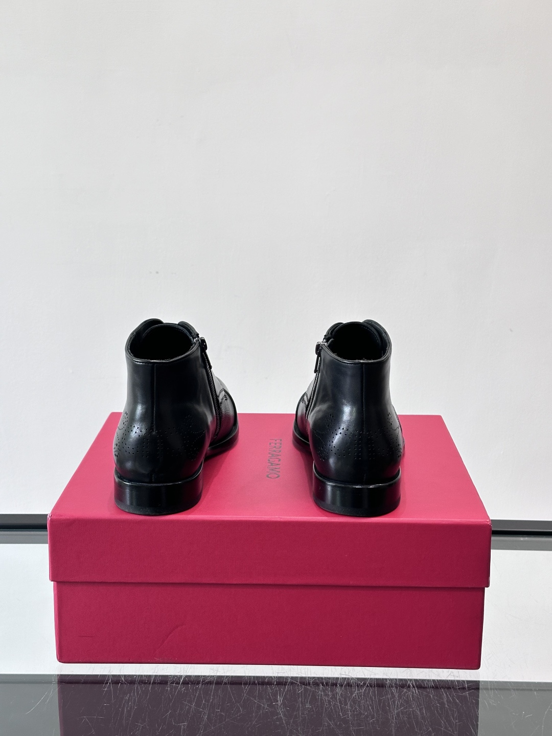 F菲拉格慕男士短靴，采用进口胎牛皮，鞋面光泽感满分，质感细腻又耐用。经典牛津设计+圆头，商务正式场合都能