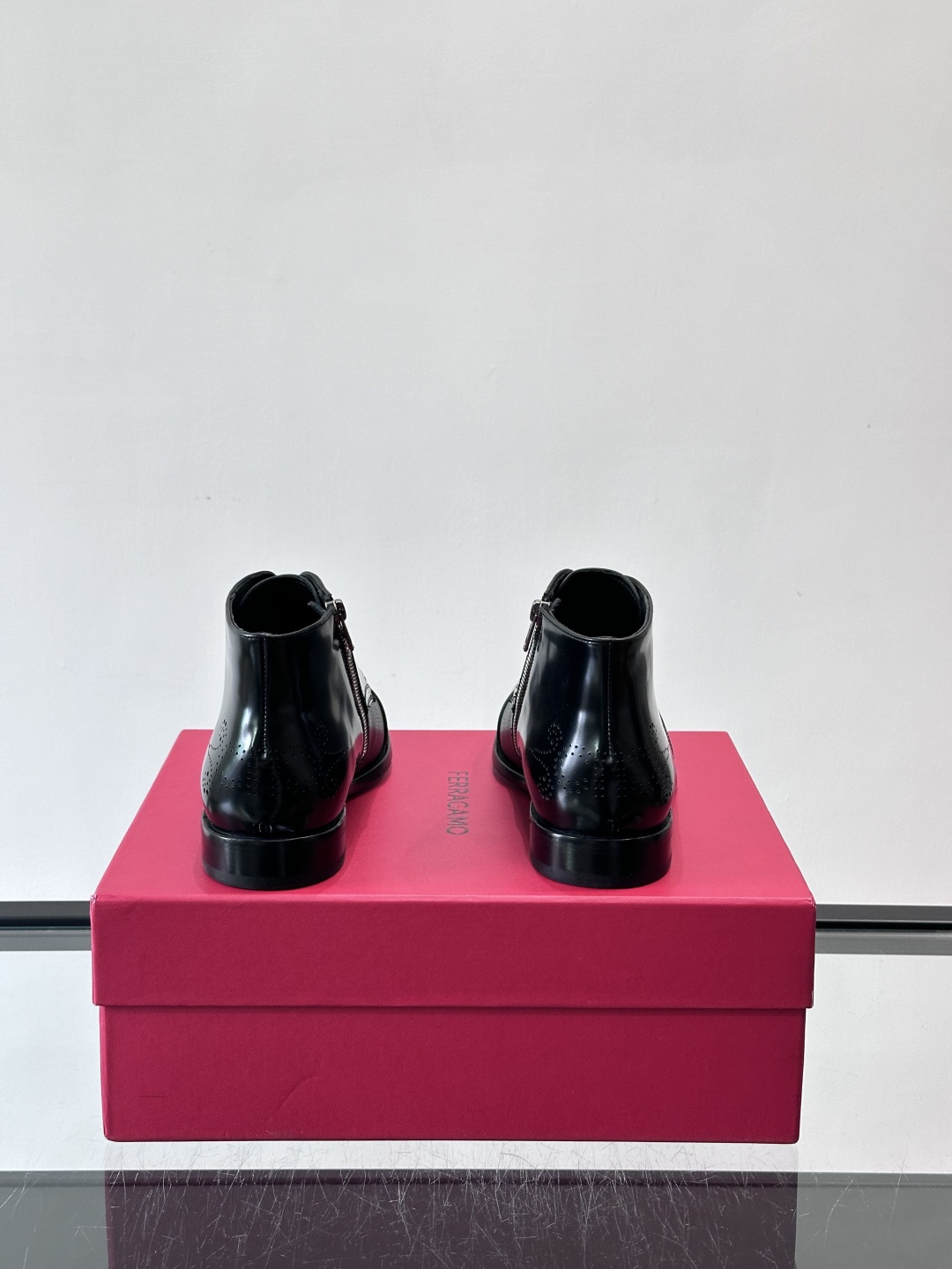 F菲拉格慕男士短靴，采用进口胎牛皮，鞋面光泽感满分，质感细腻又耐用。经典牛津设计+圆头，商务正式场合都能