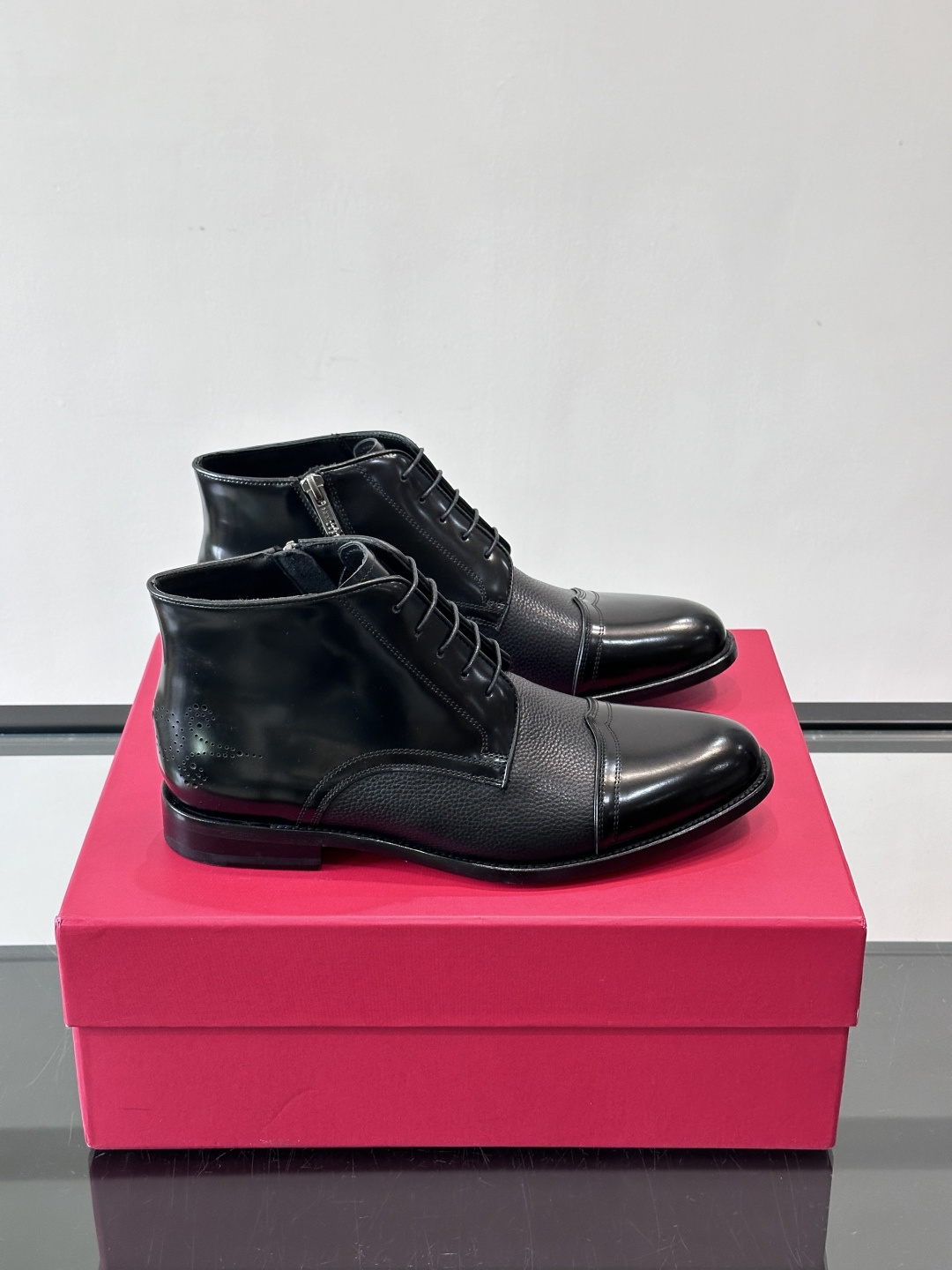 F菲拉格慕男士短靴，采用进口胎牛皮，鞋面光泽感满分，质感细腻又耐用。经典牛津设计+圆头，商务正式场合都能