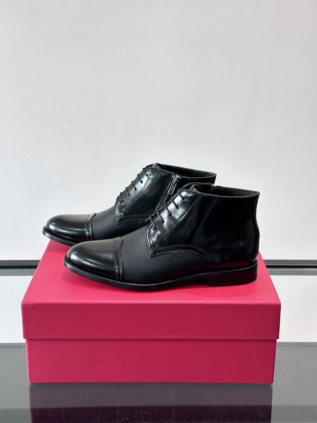 F菲拉格慕男士短靴，采用进口胎牛皮，鞋面光泽感满分，质感细腻又耐用。经典牛津设计+圆头，商务正式场合都能