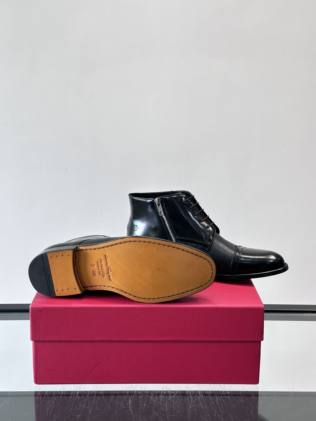 F菲拉格慕男士短靴，采用进口胎牛皮，鞋面光泽感满分，质感细腻又耐用。经典牛津设计+圆头，商务正式场合都能