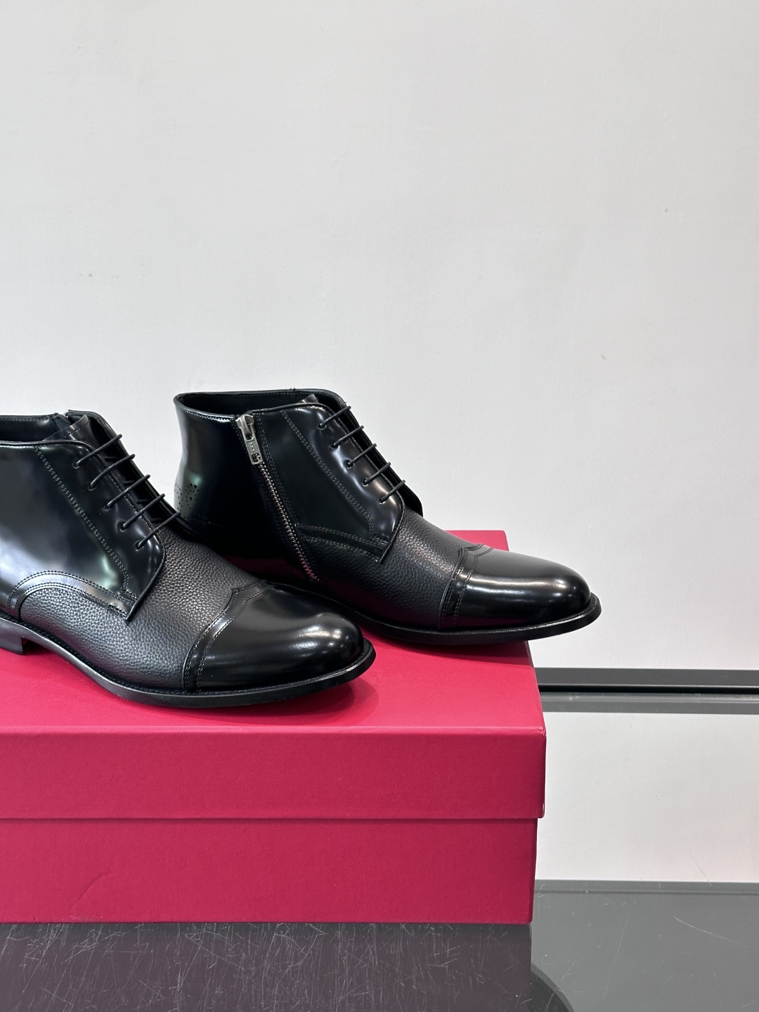 F菲拉格慕男士短靴，采用进口胎牛皮，鞋面光泽感满分，质感细腻又耐用。经典牛津设计+圆头，商务正式场合都能