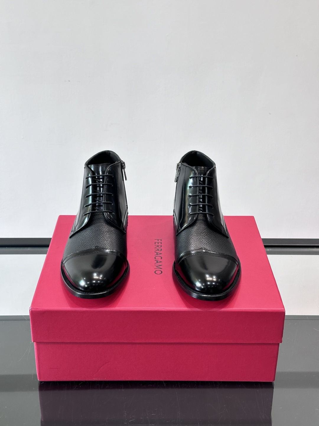 F菲拉格慕男士短靴，采用进口胎牛皮，鞋面光泽感满分，质感细腻又耐用。经典牛津设计+圆头，商务正式场合都能