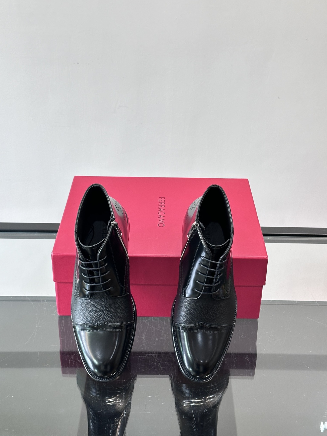 F菲拉格慕男士短靴，采用进口胎牛皮，鞋面光泽感满分，质感细腻又耐用。经典牛津设计+圆头，商务正式场合都能