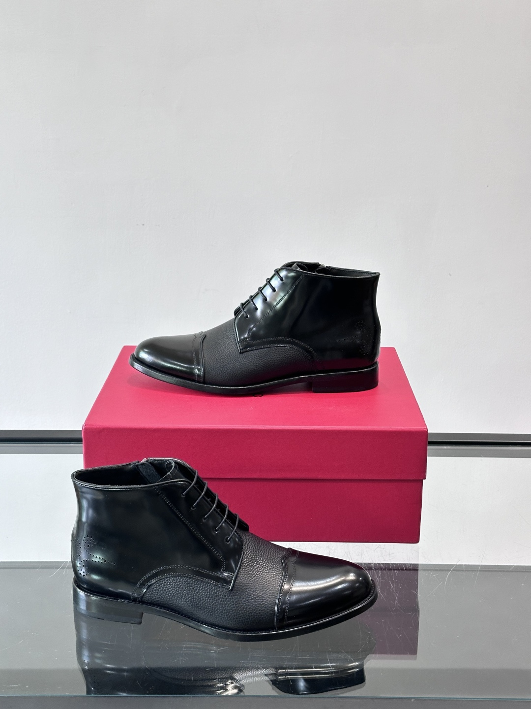 F菲拉格慕男士短靴，采用进口胎牛皮，鞋面光泽感满分，质感细腻又耐用。经典牛津设计+圆头，商务正式场合都能