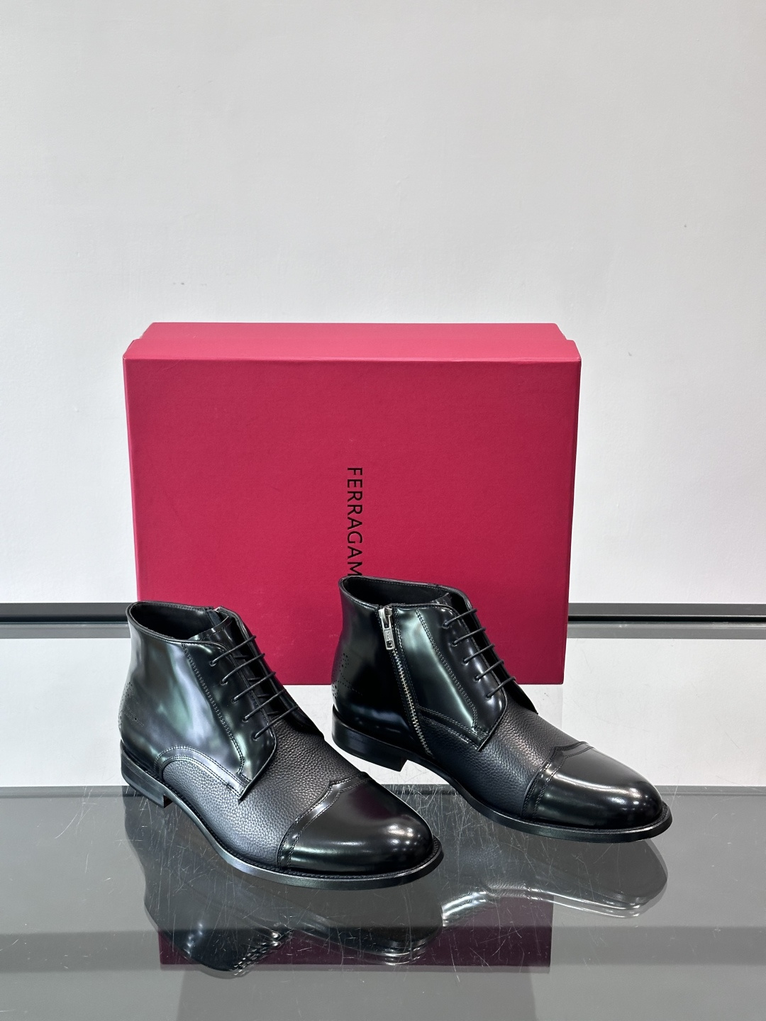 F菲拉格慕男士短靴，采用进口胎牛皮，鞋面光泽感满分，质感细腻又耐用。经典牛津设计+圆头，商务正式场合都能
