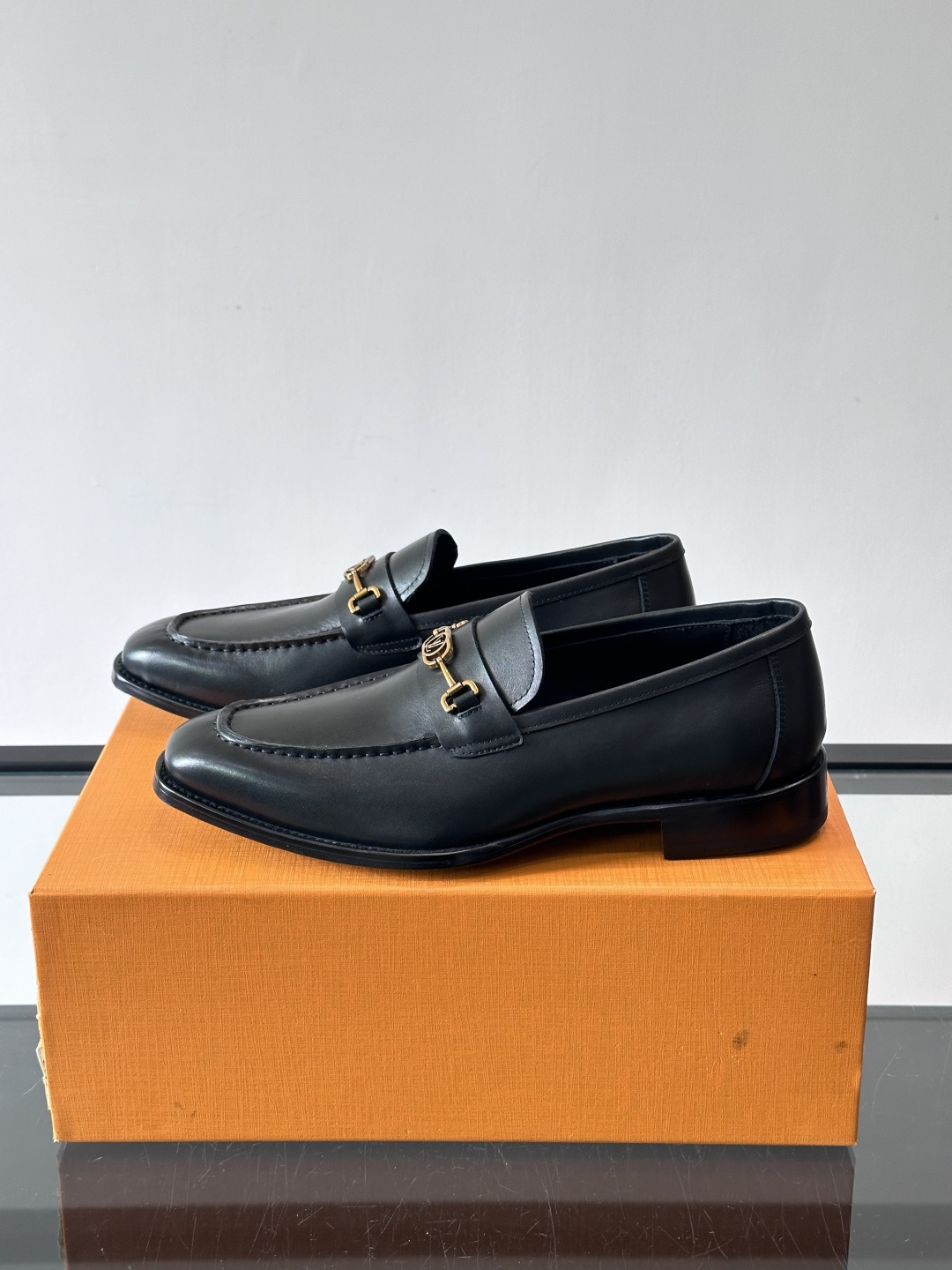 LV男士乐福皮鞋，选用优质牛皮，鞋面光滑亮泽，低调奢华 。经典一脚蹬设计，搭配LV压花标志，品牌辨识度满