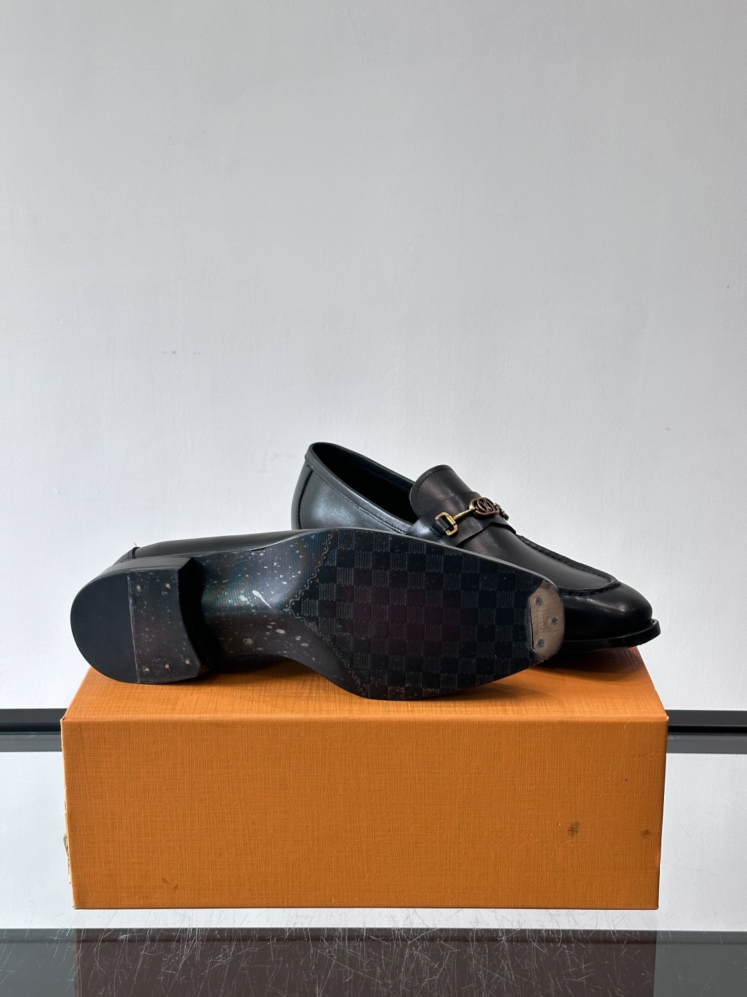 LV男士乐福皮鞋，选用优质牛皮，鞋面光滑亮泽，低调奢华 。经典一脚蹬设计，搭配LV压花标志，品牌辨识度满