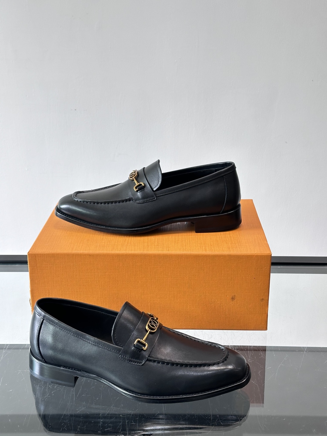 LV男士乐福皮鞋，选用优质牛皮，鞋面光滑亮泽，低调奢华 。经典一脚蹬设计，搭配LV压花标志，品牌辨识度满