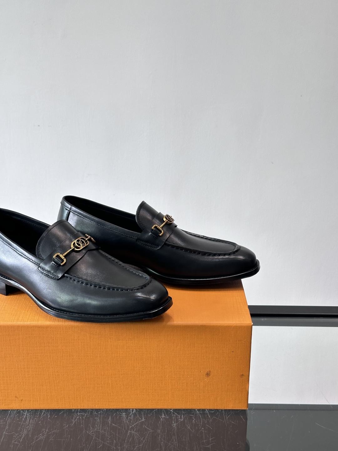 LV男士乐福皮鞋，选用优质牛皮，鞋面光滑亮泽，低调奢华 。经典一脚蹬设计，搭配LV压花标志，品牌辨识度满