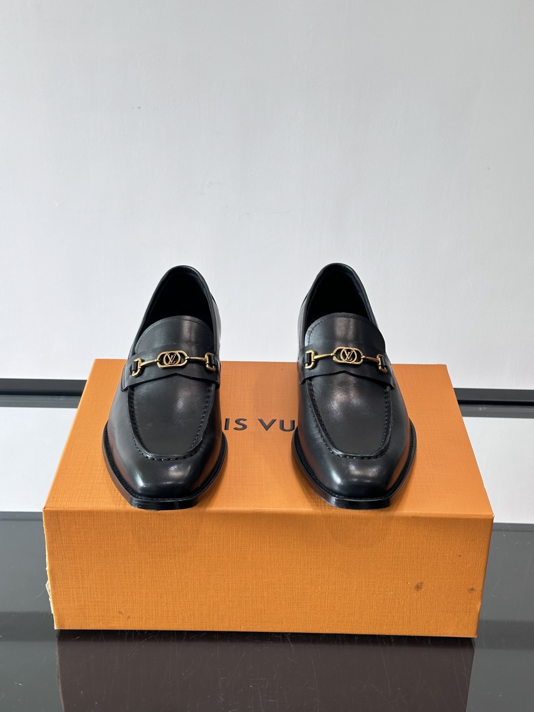 LV男士乐福皮鞋，选用优质牛皮，鞋面光滑亮泽，低调奢华 。经典一脚蹬设计，搭配LV压花标志，品牌辨识度满