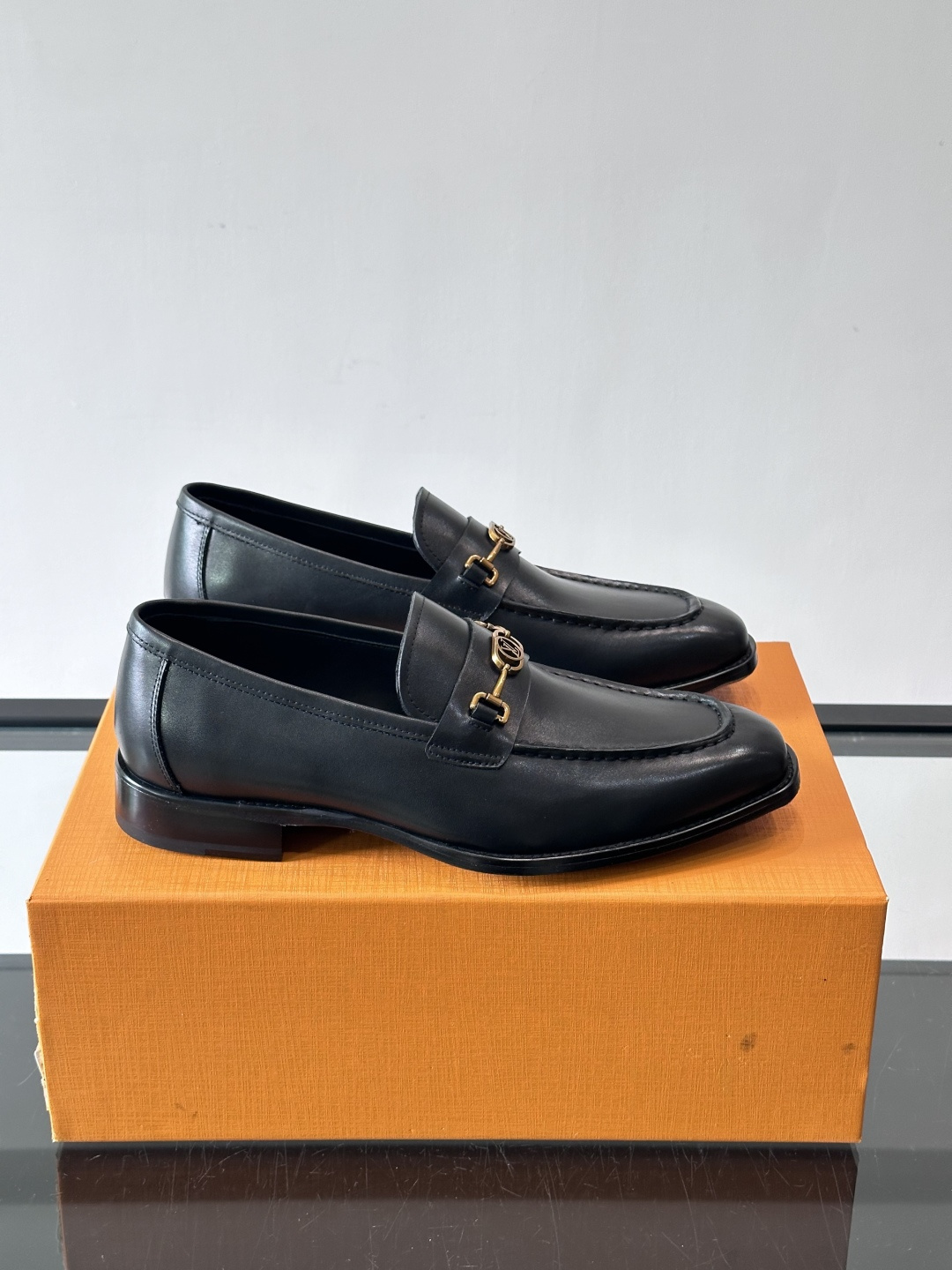 LV男士乐福皮鞋，选用优质牛皮，鞋面光滑亮泽，低调奢华 。经典一脚蹬设计，搭配LV压花标志，品牌辨识度满