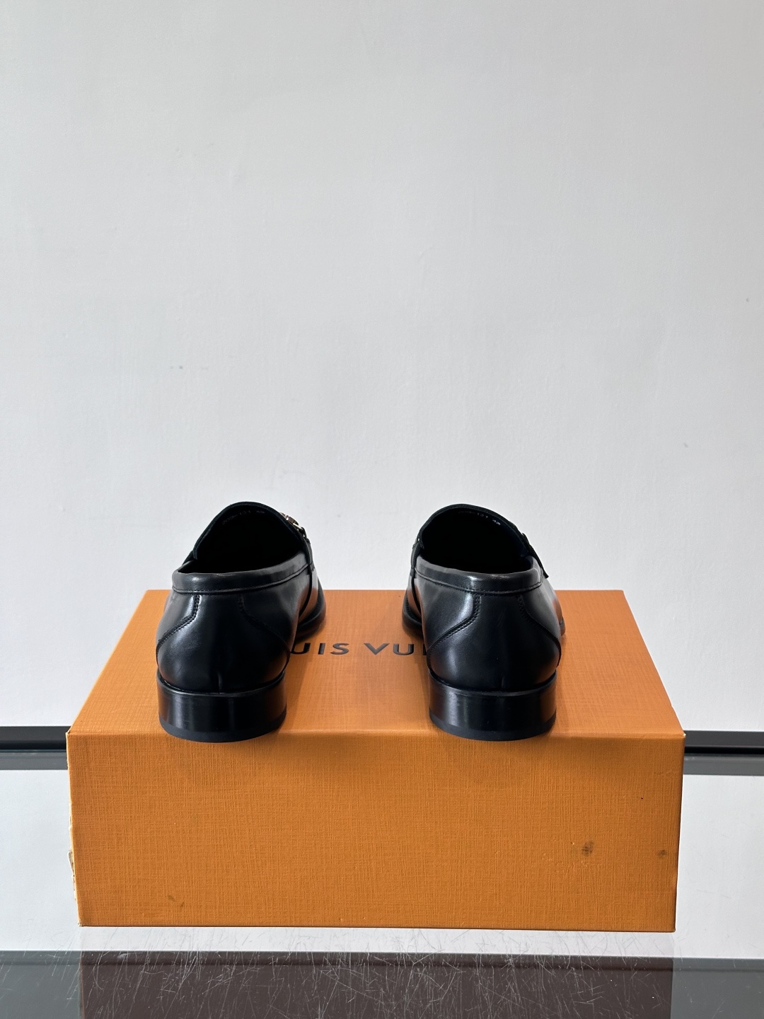 LV男士乐福皮鞋，选用优质牛皮，鞋面光滑亮泽，低调奢华 。经典一脚蹬设计，搭配LV压花标志，品牌辨识度满