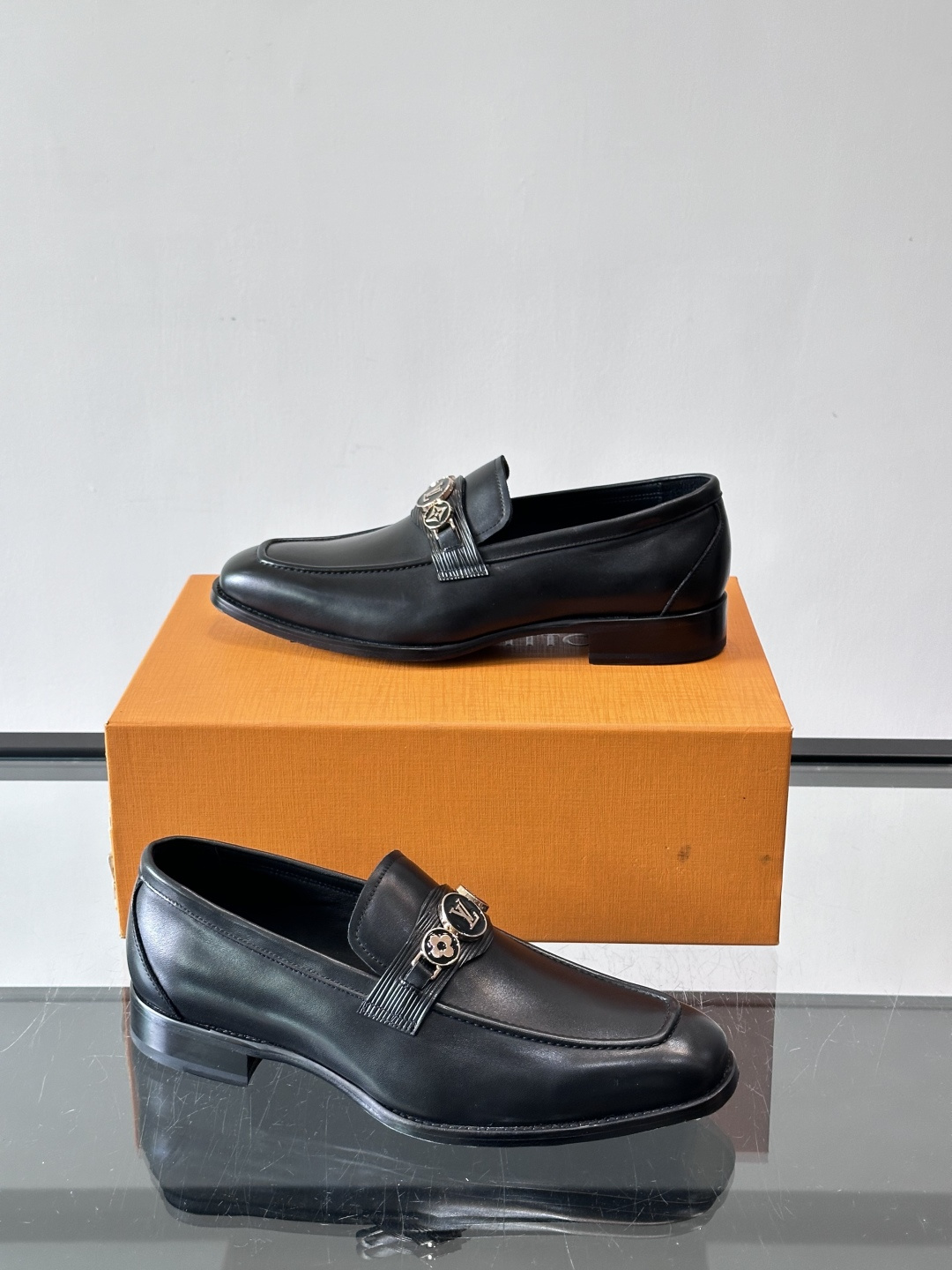 LV男士乐福皮鞋，选用优质牛皮，鞋面光滑亮泽，低调奢华 。经典一脚蹬设计，搭配LV压花标志，品牌辨识度满