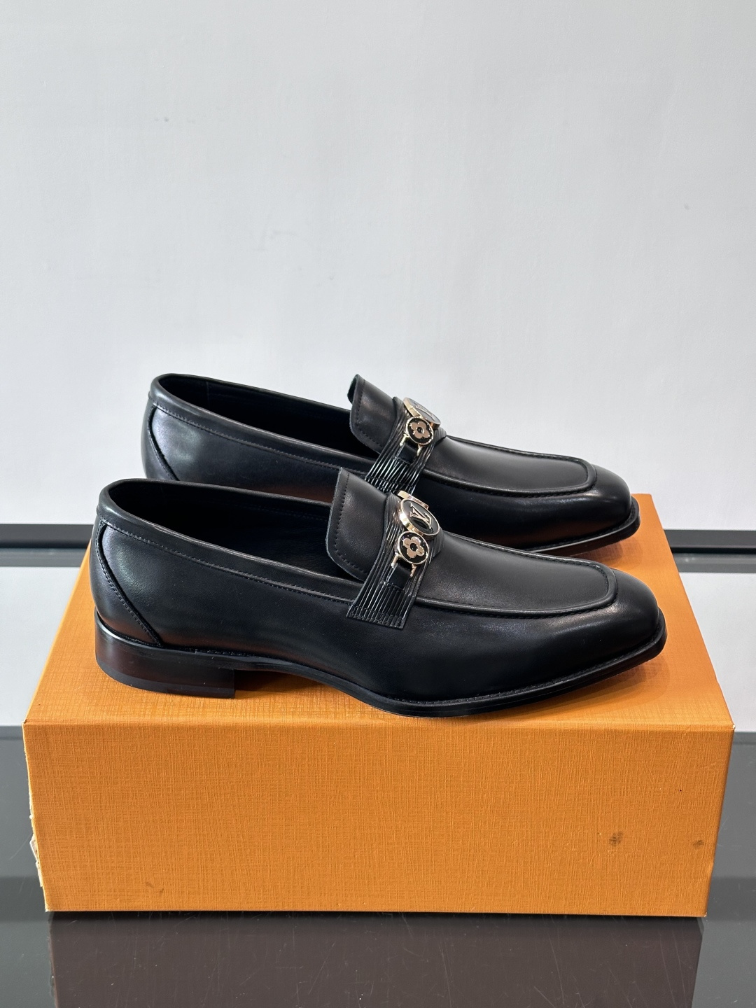 LV男士乐福皮鞋，选用优质牛皮，鞋面光滑亮泽，低调奢华 。经典一脚蹬设计，搭配LV压花标志，品牌辨识度满