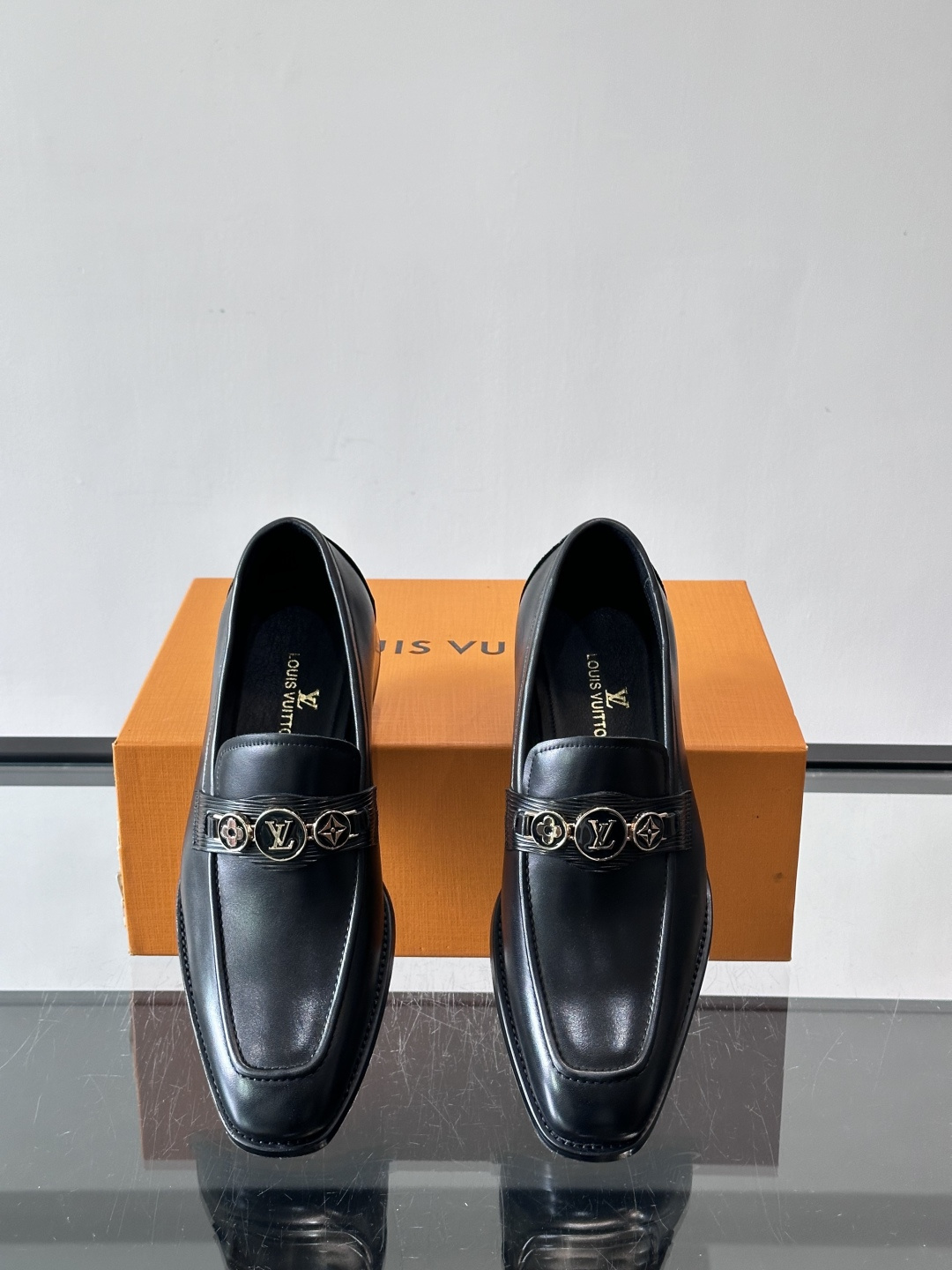 LV男士乐福皮鞋，选用优质牛皮，鞋面光滑亮泽，低调奢华 。经典一脚蹬设计，搭配LV压花标志，品牌辨识度满