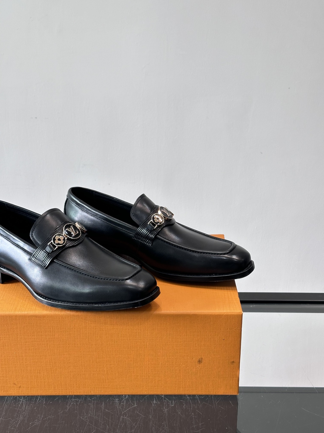 LV男士乐福皮鞋，选用优质牛皮，鞋面光滑亮泽，低调奢华 。经典一脚蹬设计，搭配LV压花标志，品牌辨识度满