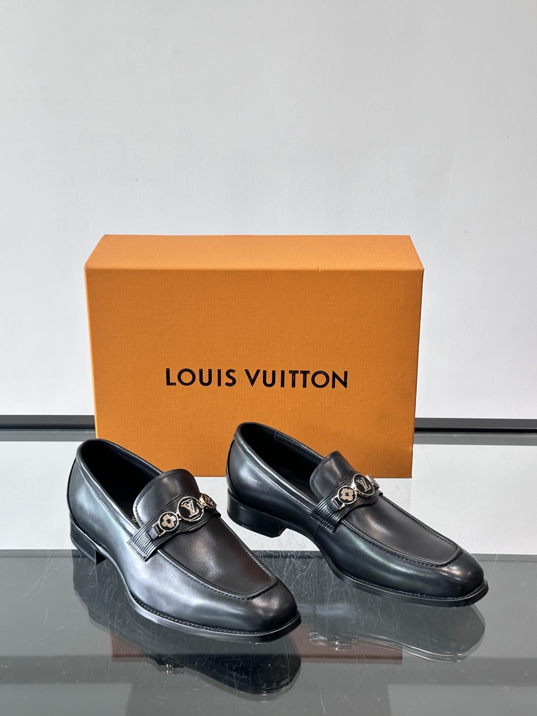 LV男士乐福皮鞋，选用优质牛皮，鞋面光滑亮泽，低调奢华 。经典一脚蹬设计，搭配LV压花标志，品牌辨识度满