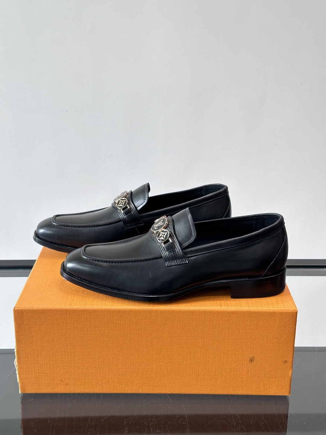 LV男士乐福皮鞋，选用优质牛皮，鞋面光滑亮泽，低调奢华 。经典一脚蹬设计，搭配LV压花标志，品牌辨识度满