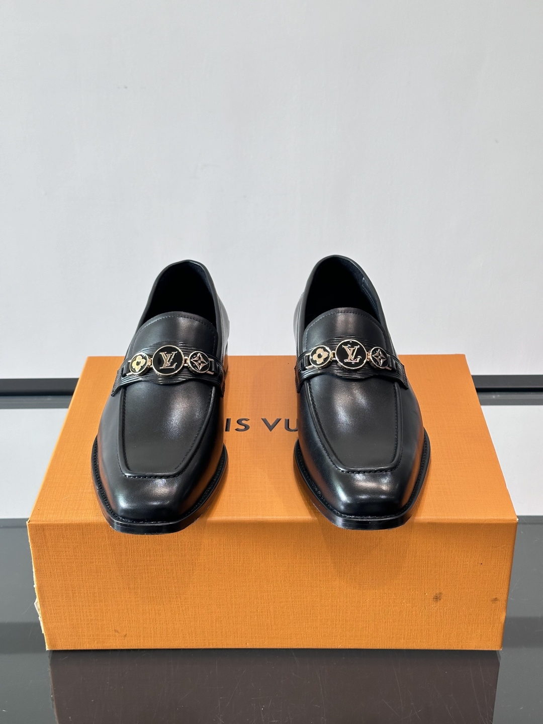LV男士乐福皮鞋，选用优质牛皮，鞋面光滑亮泽，低调奢华 。经典一脚蹬设计，搭配LV压花标志，品牌辨识度满