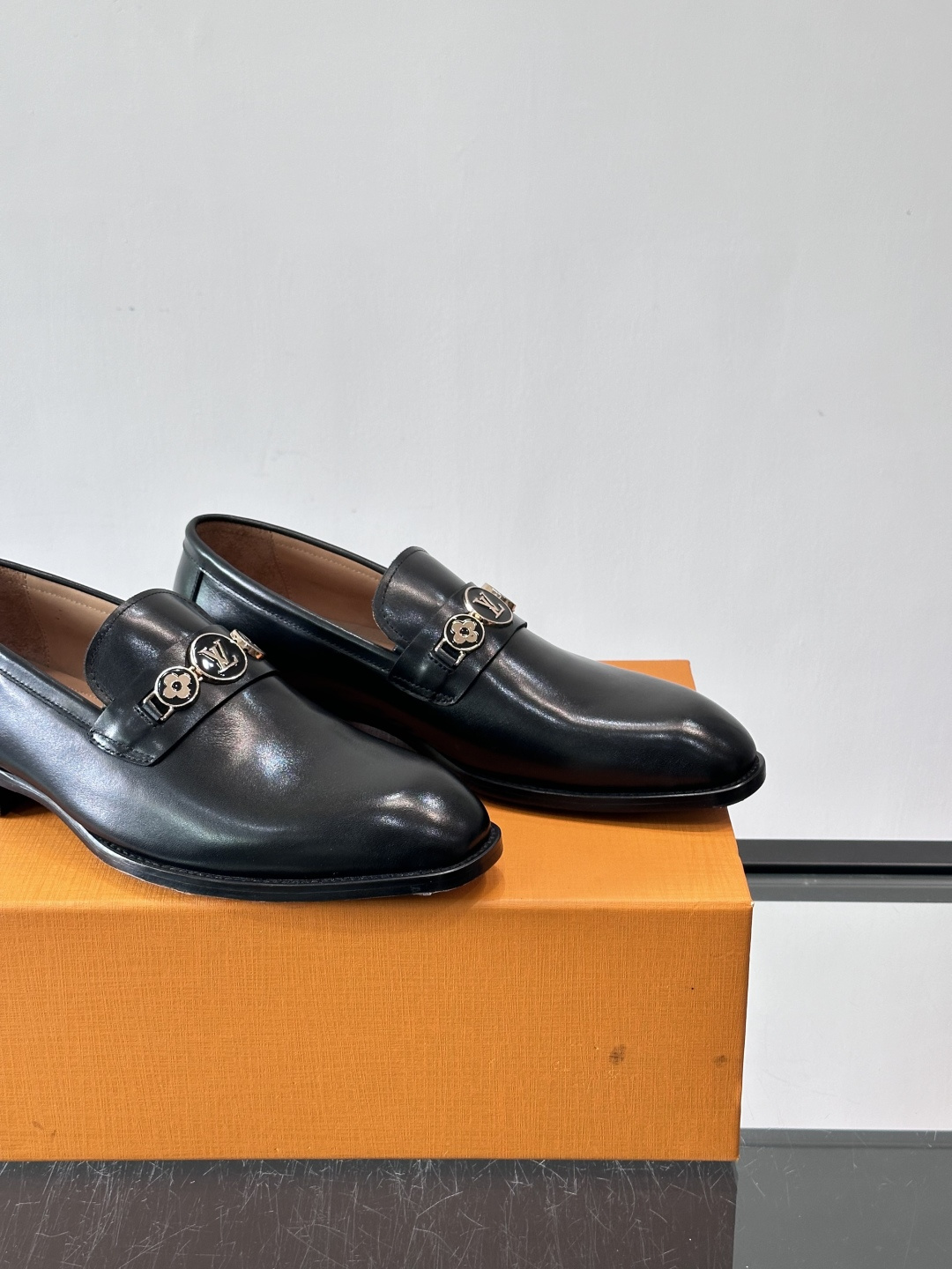 LV男士乐福皮鞋，选用优质牛皮，鞋面光滑亮泽，低调奢华 。经典一脚蹬设计，搭配LV压花标志，品牌辨识度满