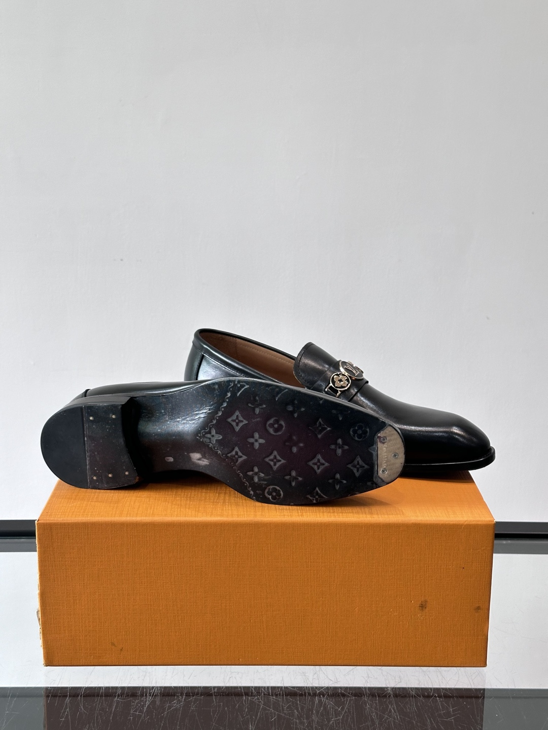 LV男士乐福皮鞋，选用优质牛皮，鞋面光滑亮泽，低调奢华 。经典一脚蹬设计，搭配LV压花标志，品牌辨识度满