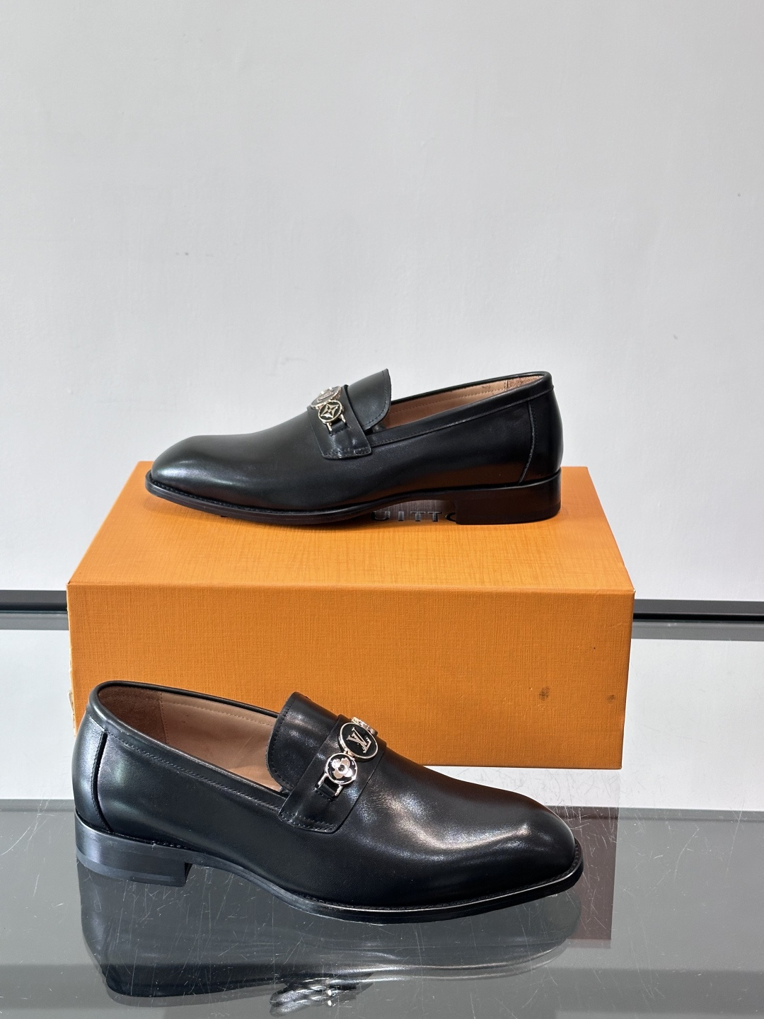 LV男士乐福皮鞋，选用优质牛皮，鞋面光滑亮泽，低调奢华 。经典一脚蹬设计，搭配LV压花标志，品牌辨识度满