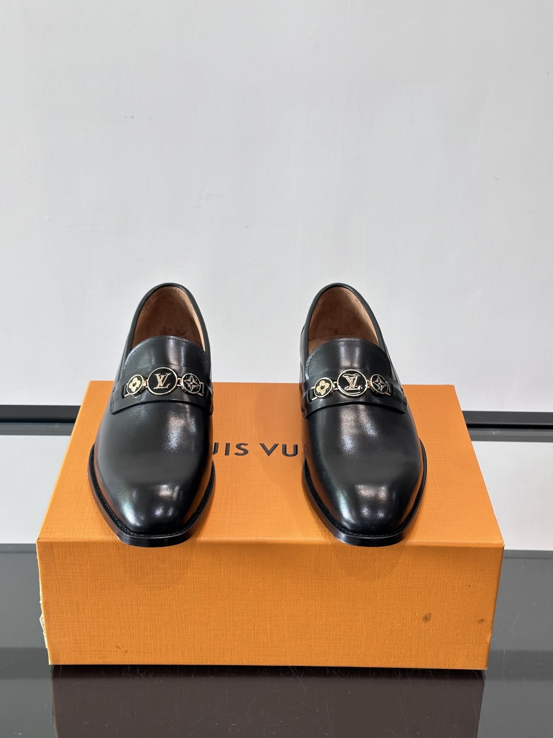 LV男士乐福皮鞋，选用优质牛皮，鞋面光滑亮泽，低调奢华 。经典一脚蹬设计，搭配LV压花标志，品牌辨识度满