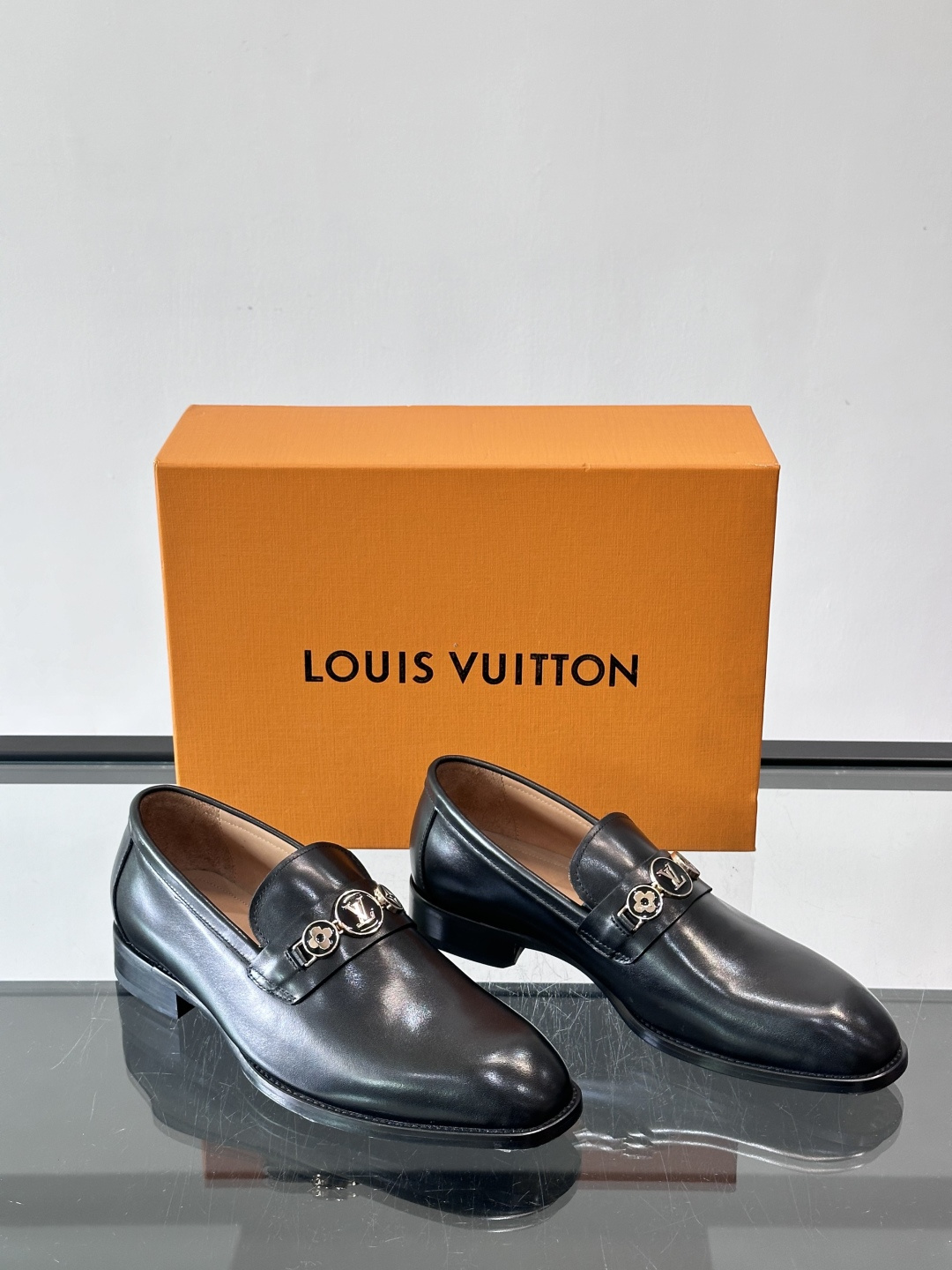 LV男士乐福皮鞋，选用优质牛皮，鞋面光滑亮泽，低调奢华 。经典一脚蹬设计，搭配LV压花标志，品牌辨识度满