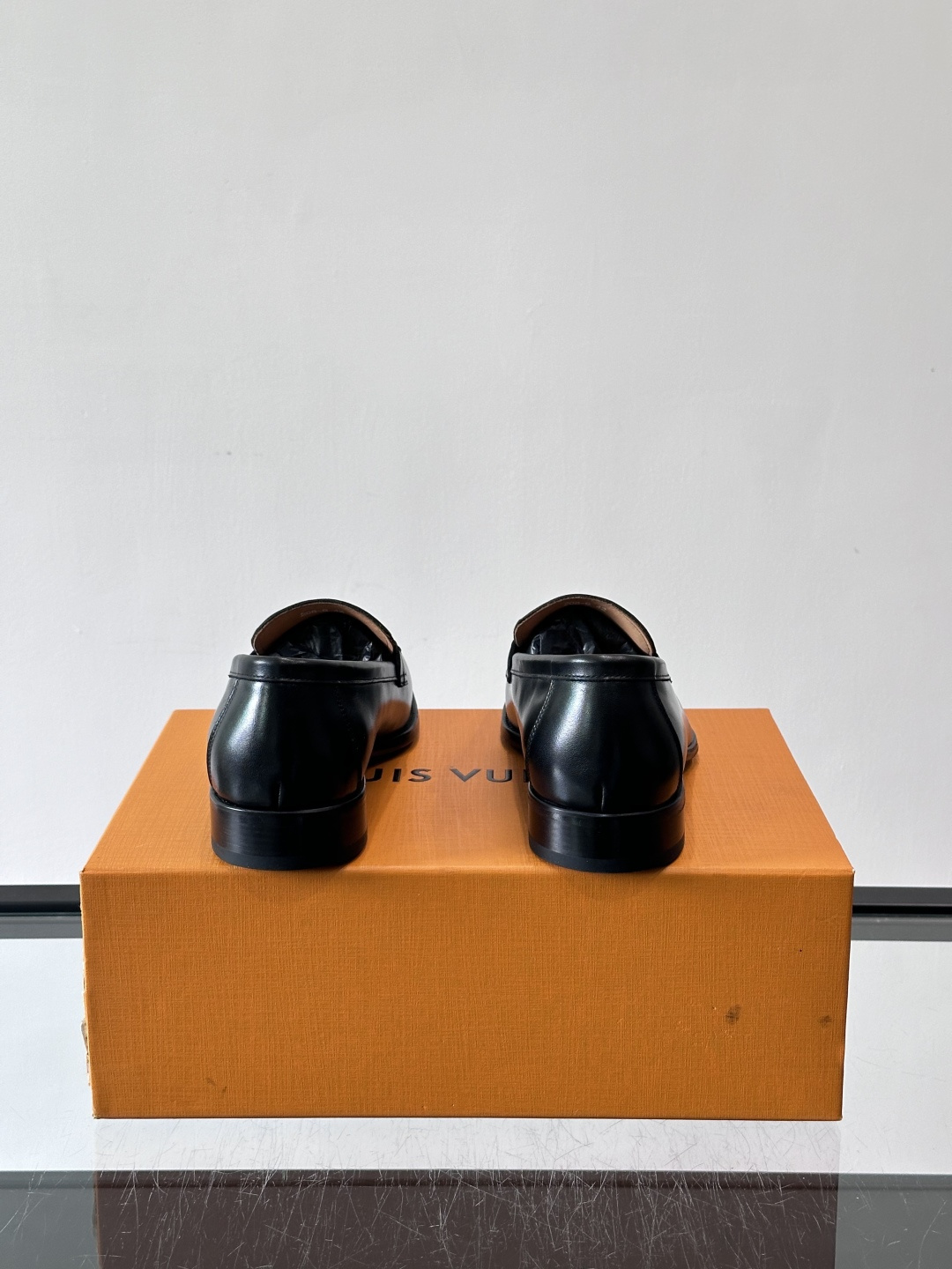 LV男士乐福皮鞋，选用优质牛皮，鞋面光滑亮泽，低调奢华 。经典一脚蹬设计，搭配LV压花标志，品牌辨识度满