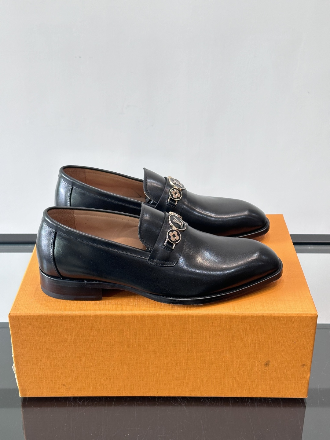 LV男士乐福皮鞋，选用优质牛皮，鞋面光滑亮泽，低调奢华 。经典一脚蹬设计，搭配LV压花标志，品牌辨识度满