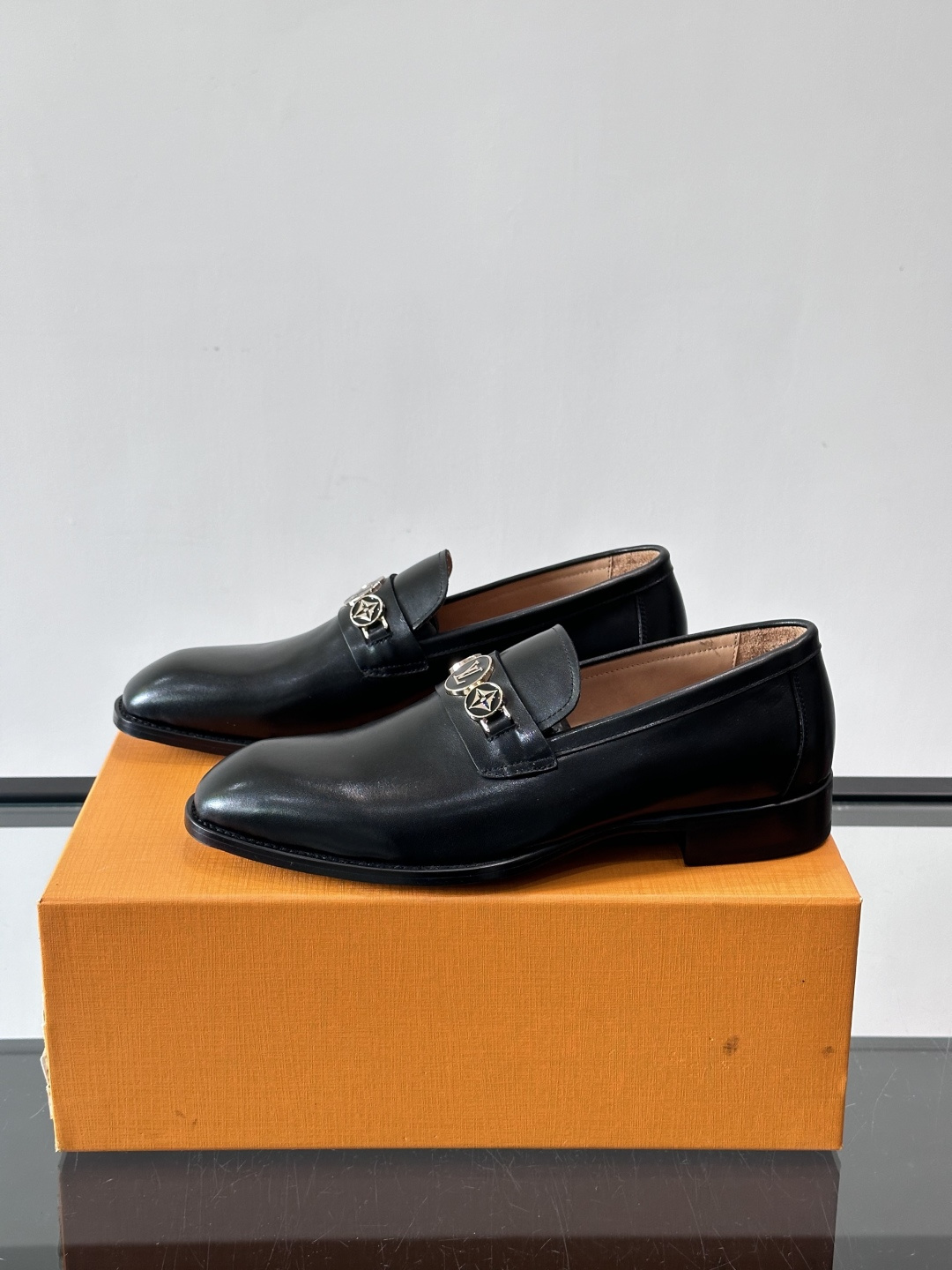 LV男士乐福皮鞋，选用优质牛皮，鞋面光滑亮泽，低调奢华 。经典一脚蹬设计，搭配LV压花标志，品牌辨识度满