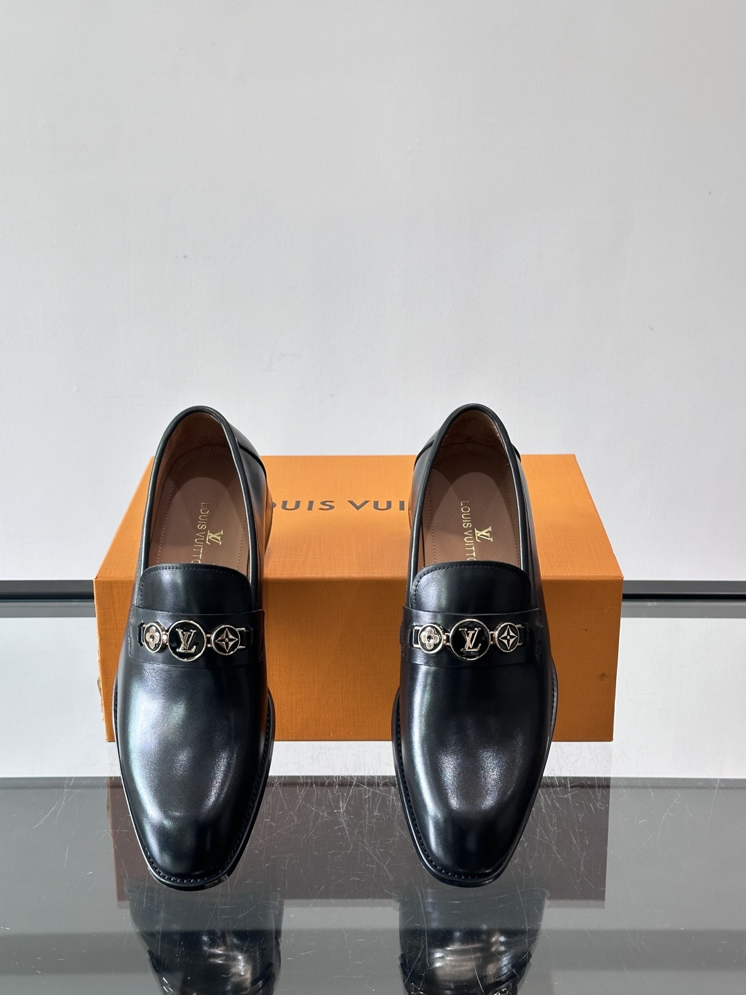 LV男士乐福皮鞋，选用优质牛皮，鞋面光滑亮泽，低调奢华 。经典一脚蹬设计，搭配LV压花标志，品牌辨识度满
