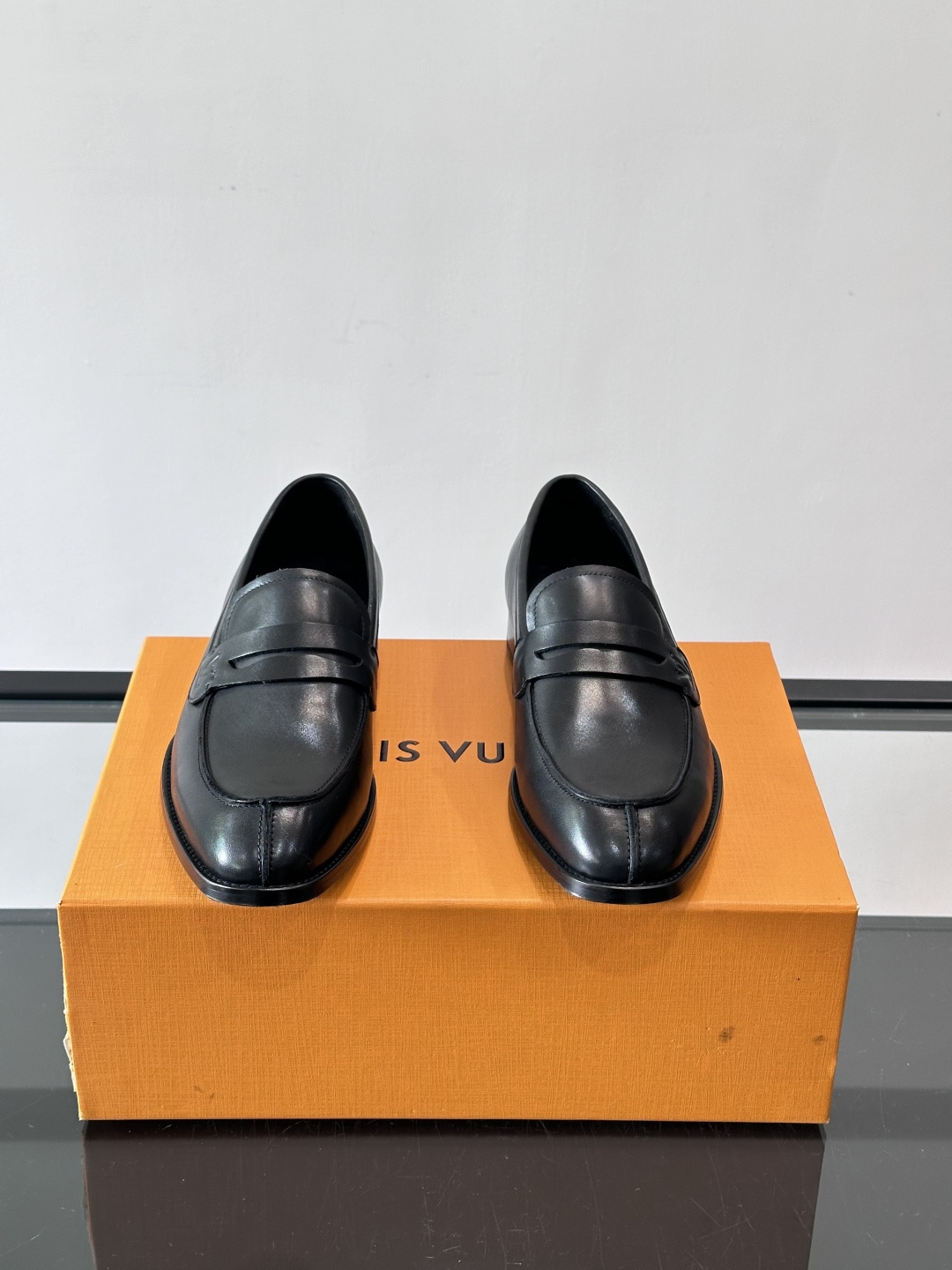 LV男士乐福皮鞋，选用优质牛皮，鞋面光滑亮泽，低调奢华 。经典一脚蹬设计，搭配LV压花标志，品牌辨识度满