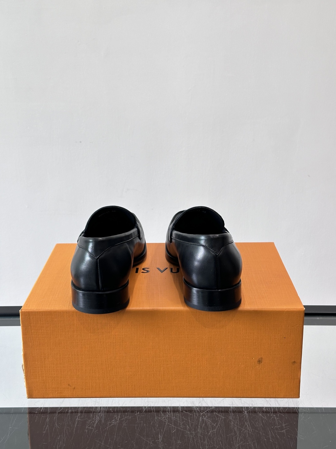 LV男士乐福皮鞋，选用优质牛皮，鞋面光滑亮泽，低调奢华 。经典一脚蹬设计，搭配LV压花标志，品牌辨识度满