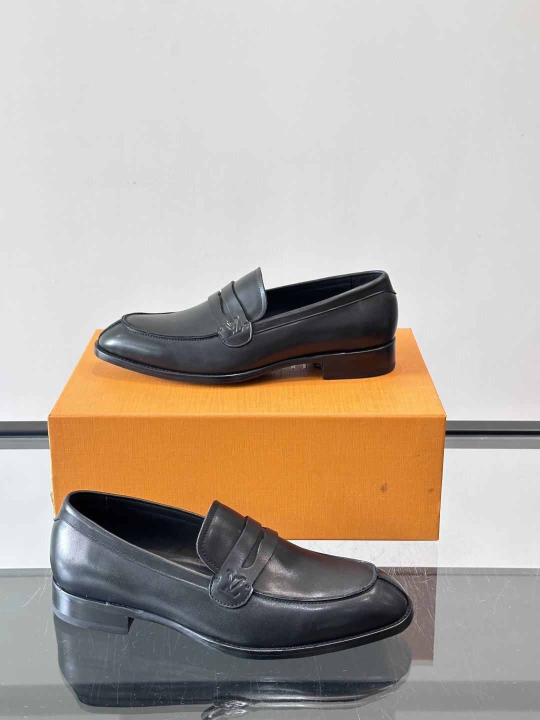 LV男士乐福皮鞋，选用优质牛皮，鞋面光滑亮泽，低调奢华 。经典一脚蹬设计，搭配LV压花标志，品牌辨识度满