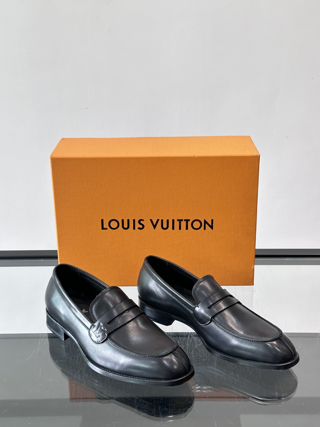 LV男士乐福皮鞋，选用优质牛皮，鞋面光滑亮泽，低调奢华 。经典一脚蹬设计，搭配LV压花标志，品牌辨识度满