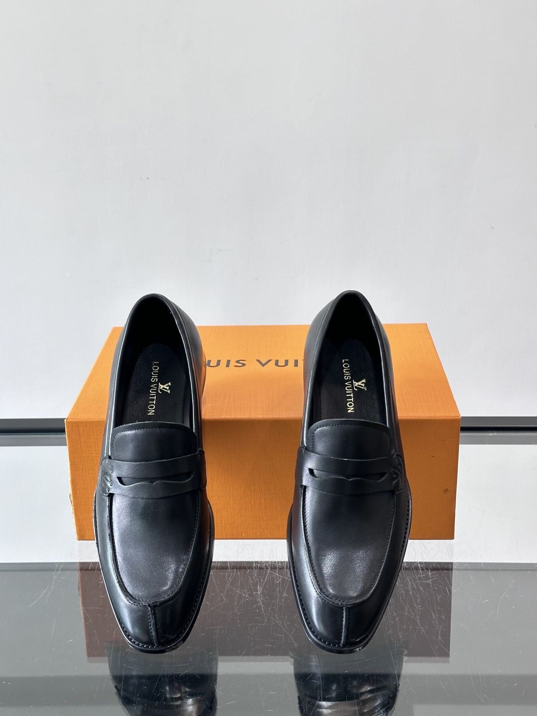 LV男士乐福皮鞋，选用优质牛皮，鞋面光滑亮泽，低调奢华 。经典一脚蹬设计，搭配LV压花标志，品牌辨识度满