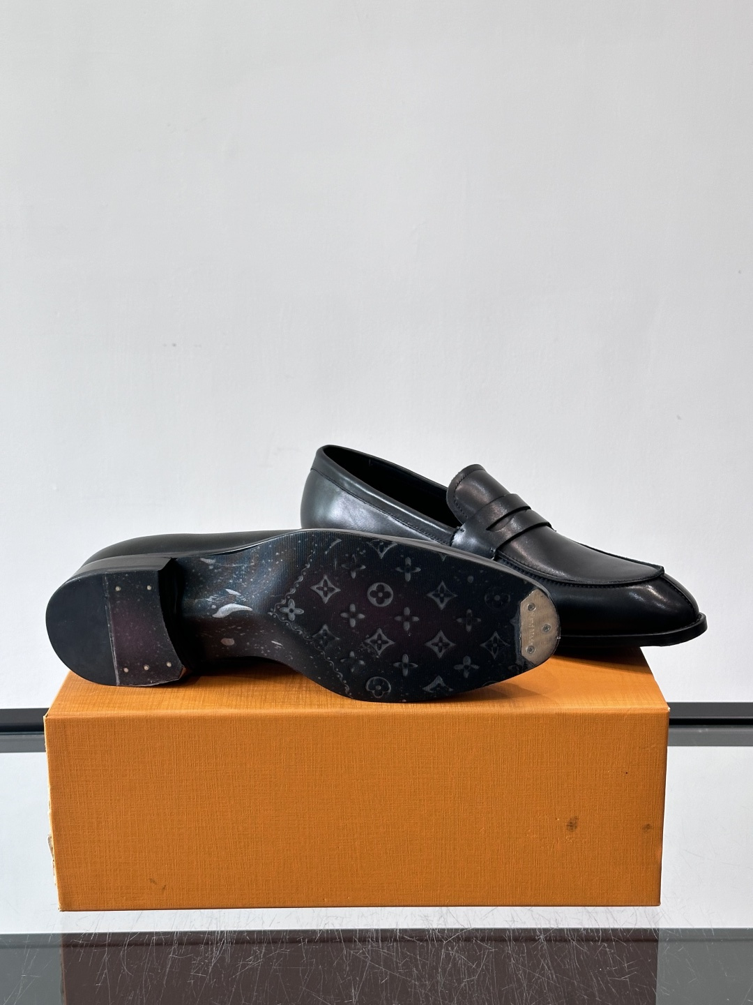 LV男士乐福皮鞋，选用优质牛皮，鞋面光滑亮泽，低调奢华 。经典一脚蹬设计，搭配LV压花标志，品牌辨识度满