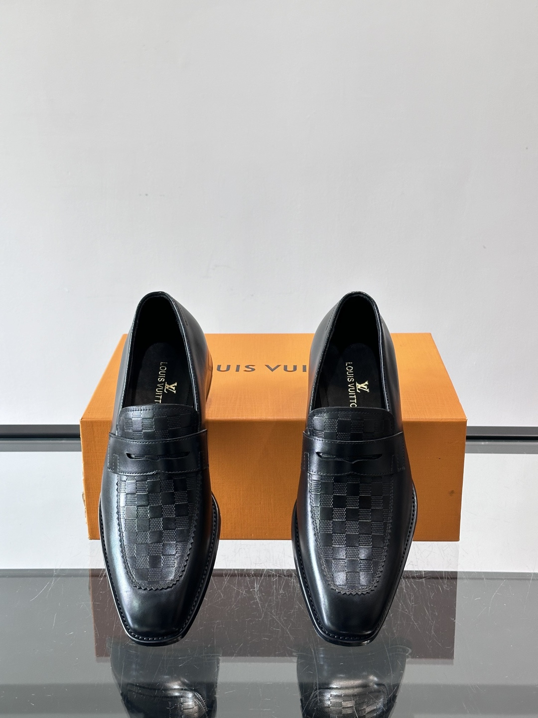 LV男士乐福皮鞋，选用优质牛皮，鞋面光滑亮泽，低调奢华 。经典一脚蹬设计，搭配LV压花标志，品牌辨识度满