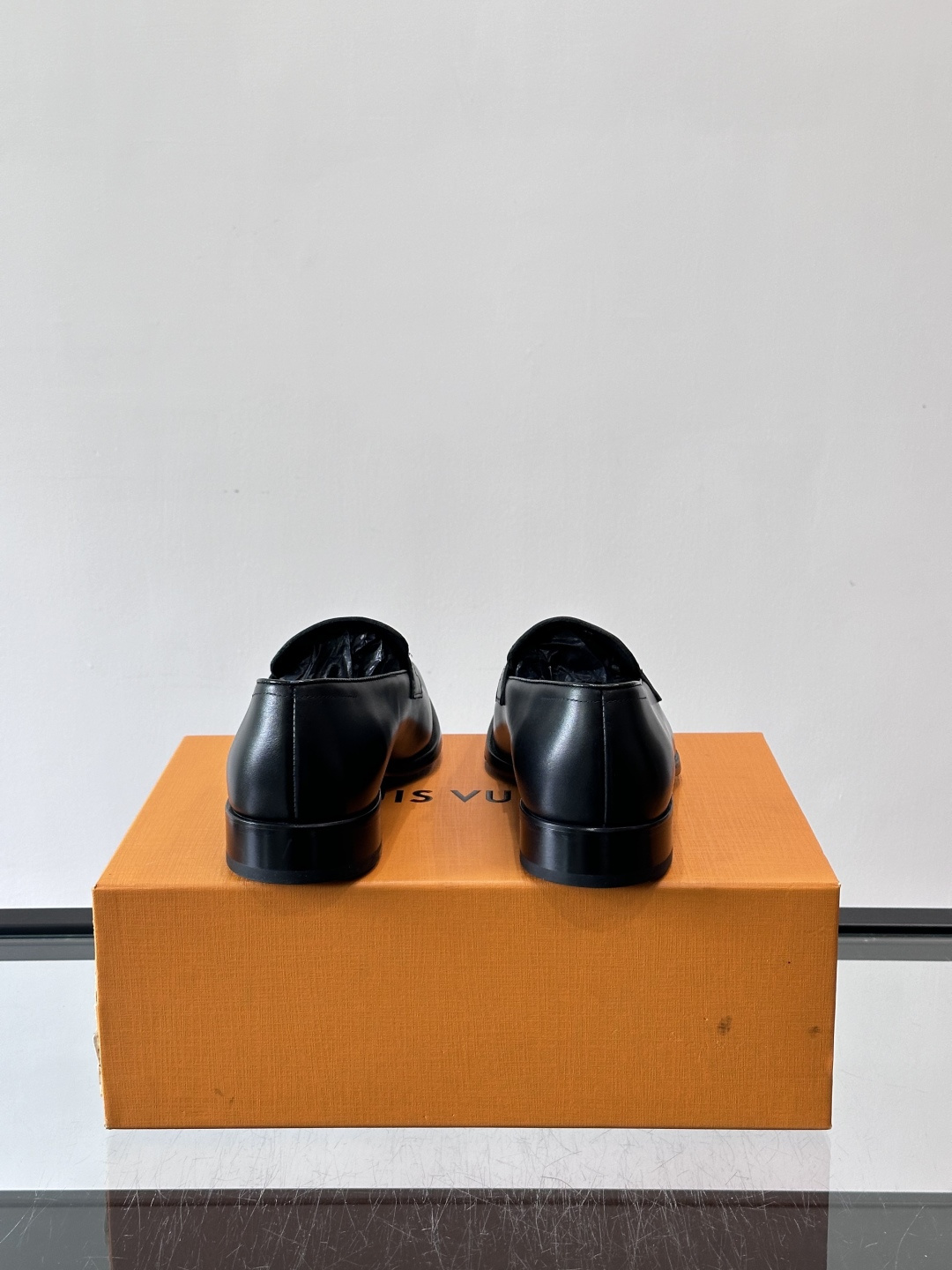 LV男士乐福皮鞋，选用优质牛皮，鞋面光滑亮泽，低调奢华 。经典一脚蹬设计，搭配LV压花标志，品牌辨识度满