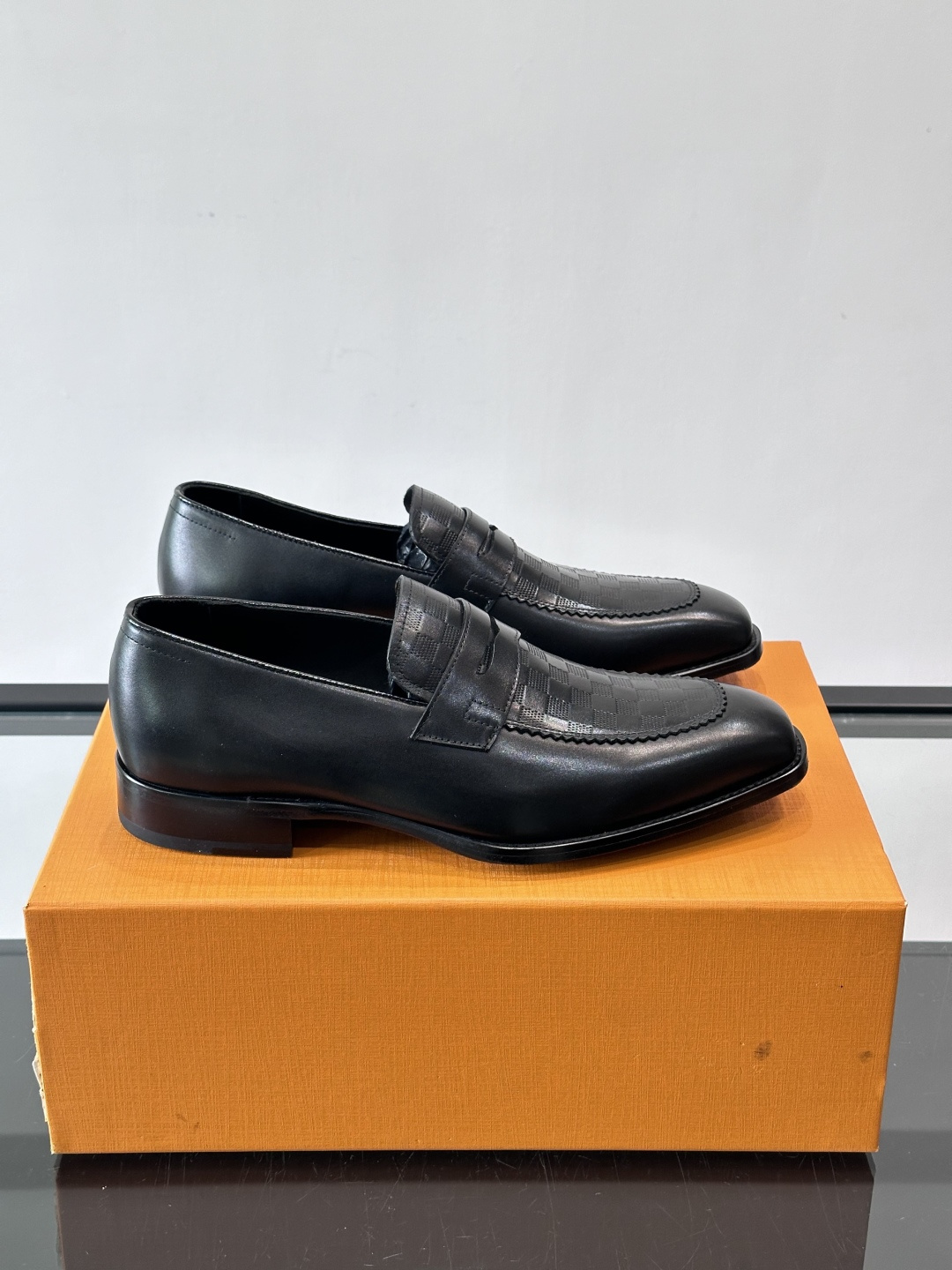 LV男士乐福皮鞋，选用优质牛皮，鞋面光滑亮泽，低调奢华 。经典一脚蹬设计，搭配LV压花标志，品牌辨识度满