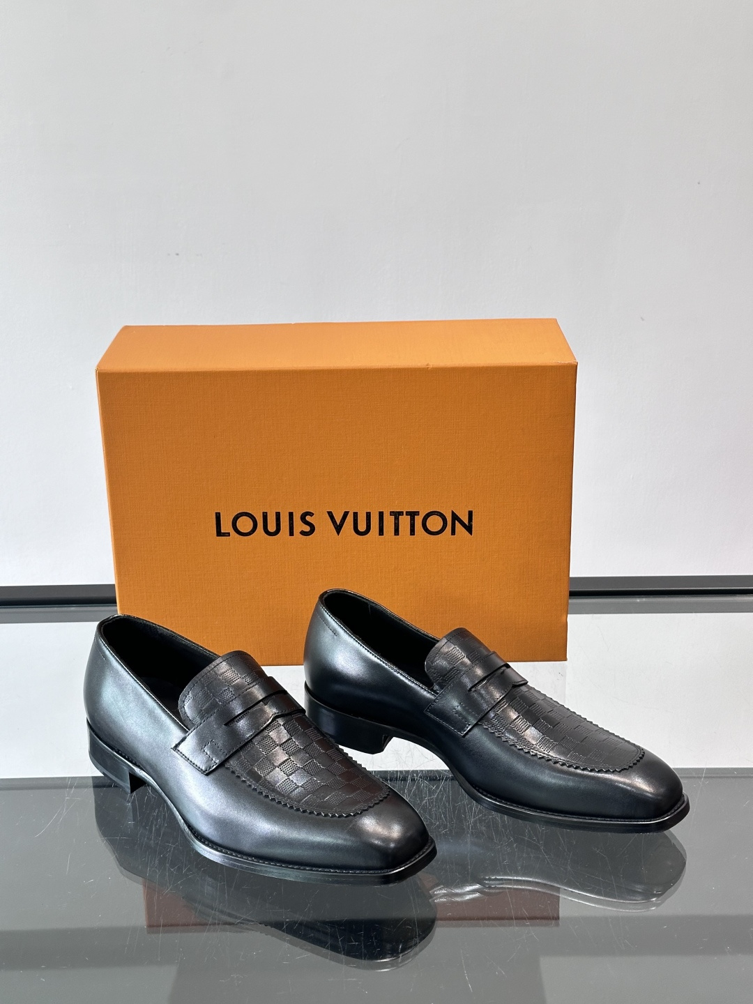 LV男士乐福皮鞋，选用优质牛皮，鞋面光滑亮泽，低调奢华 。经典一脚蹬设计，搭配LV压花标志，品牌辨识度满