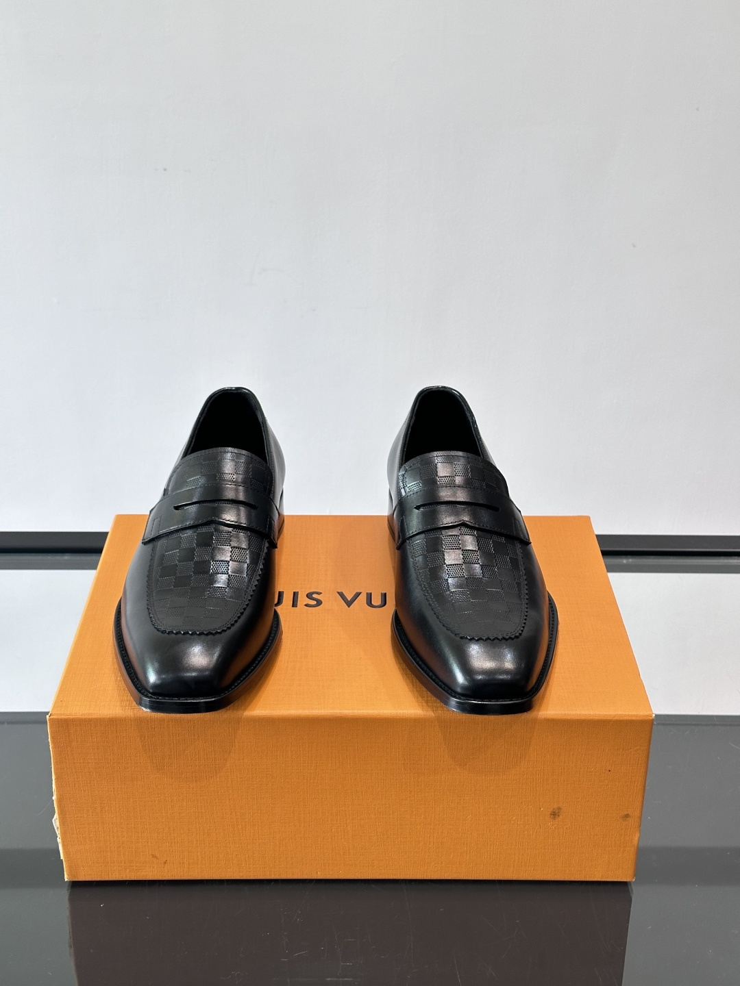 LV男士乐福皮鞋，选用优质牛皮，鞋面光滑亮泽，低调奢华 。经典一脚蹬设计，搭配LV压花标志，品牌辨识度满