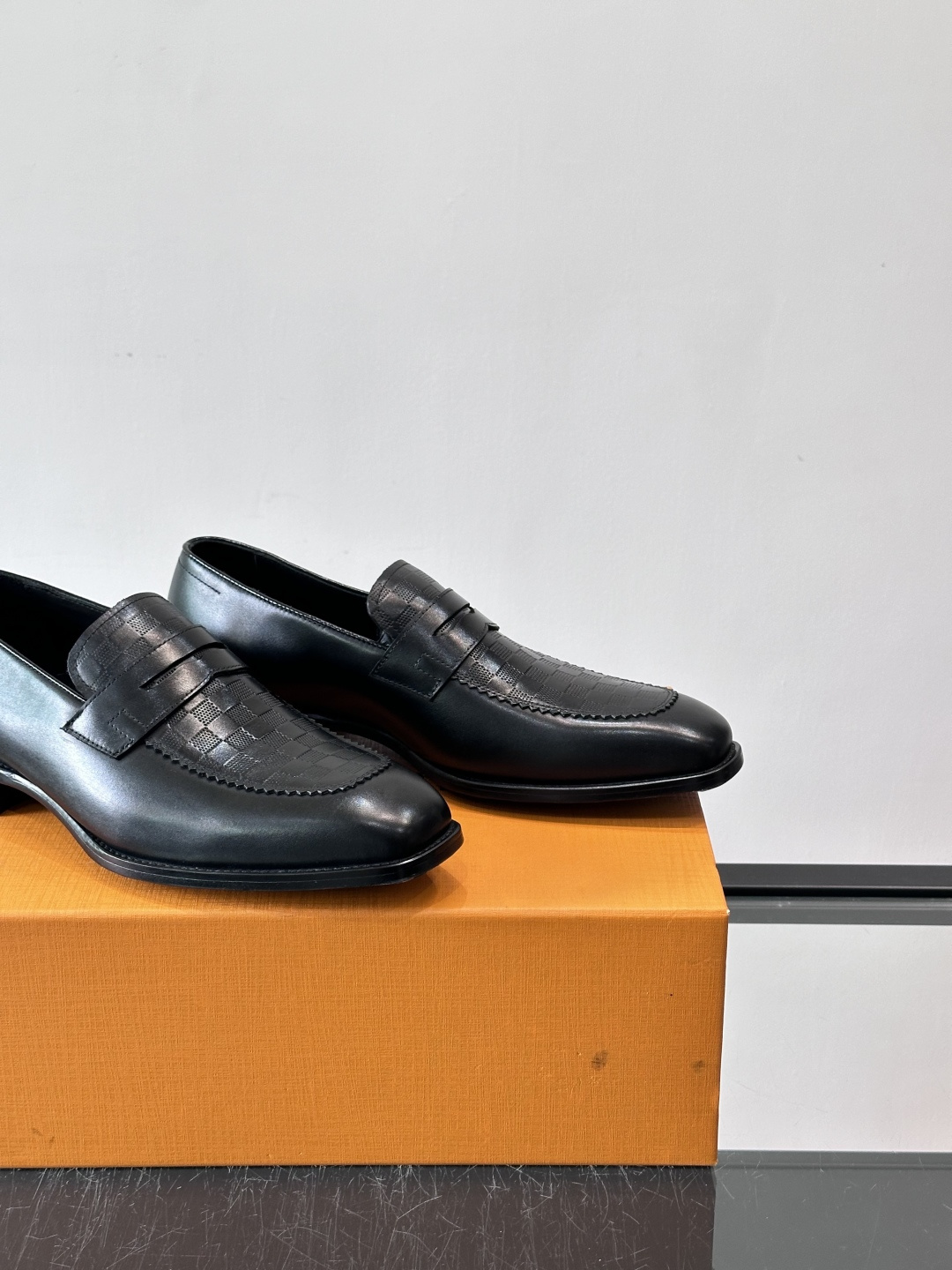 LV男士乐福皮鞋，选用优质牛皮，鞋面光滑亮泽，低调奢华 。经典一脚蹬设计，搭配LV压花标志，品牌辨识度满