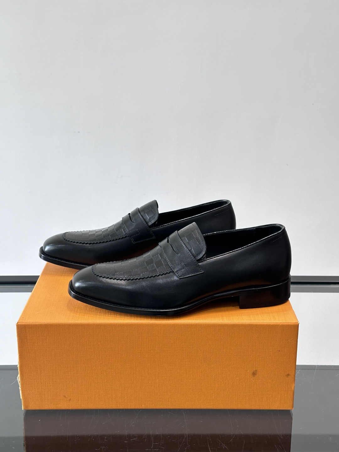 LV男士乐福皮鞋，选用优质牛皮，鞋面光滑亮泽，低调奢华 。经典一脚蹬设计，搭配LV压花标志，品牌辨识度满