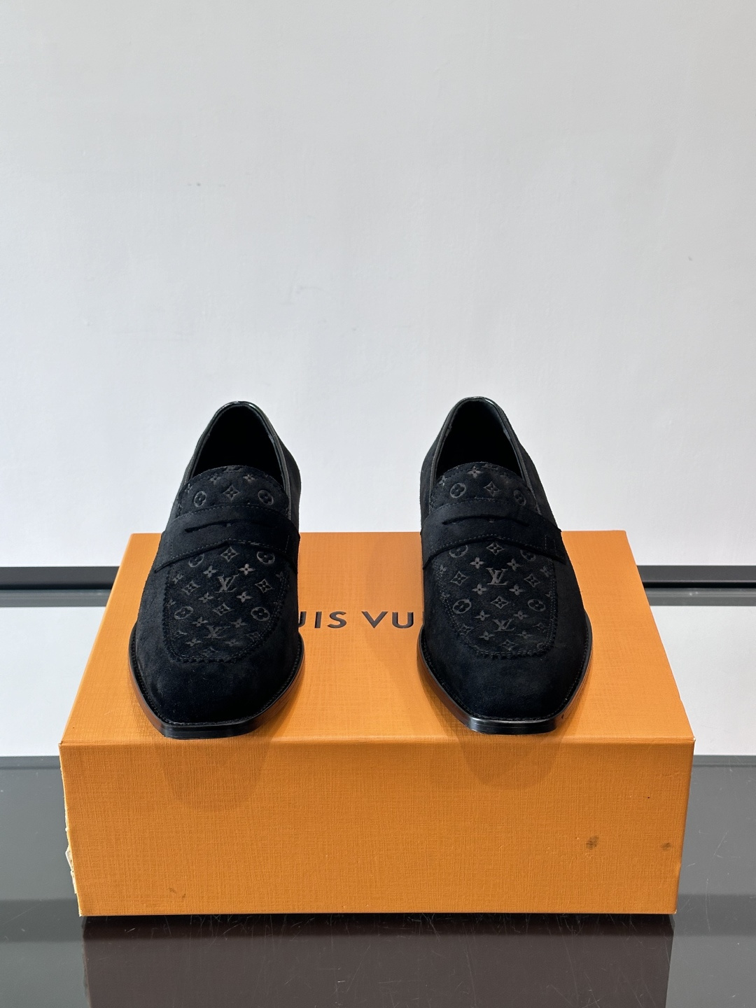 LV男士乐福皮鞋，选用优质牛皮，鞋面光滑亮泽，低调奢华 。经典一脚蹬设计，搭配LV压花标志，品牌辨识度满