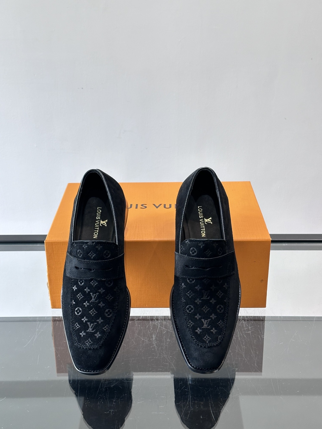 LV男士乐福皮鞋，选用优质牛皮，鞋面光滑亮泽，低调奢华 。经典一脚蹬设计，搭配LV压花标志，品牌辨识度满